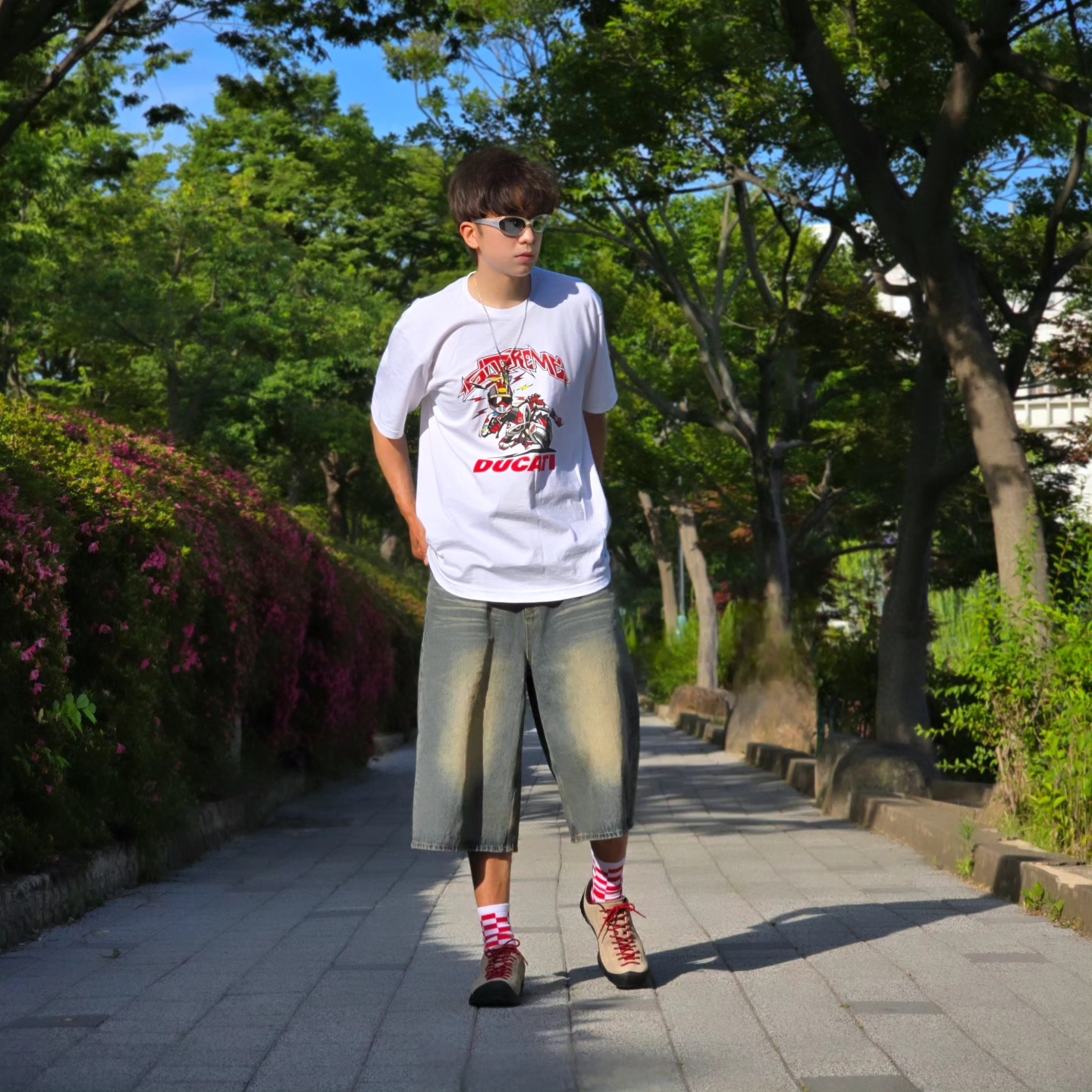Supreme x Ducati Bike T-Shirt White - 24SS, Keen Jasper Suede Sneakers Silver Mink 착용 스타일 - 2