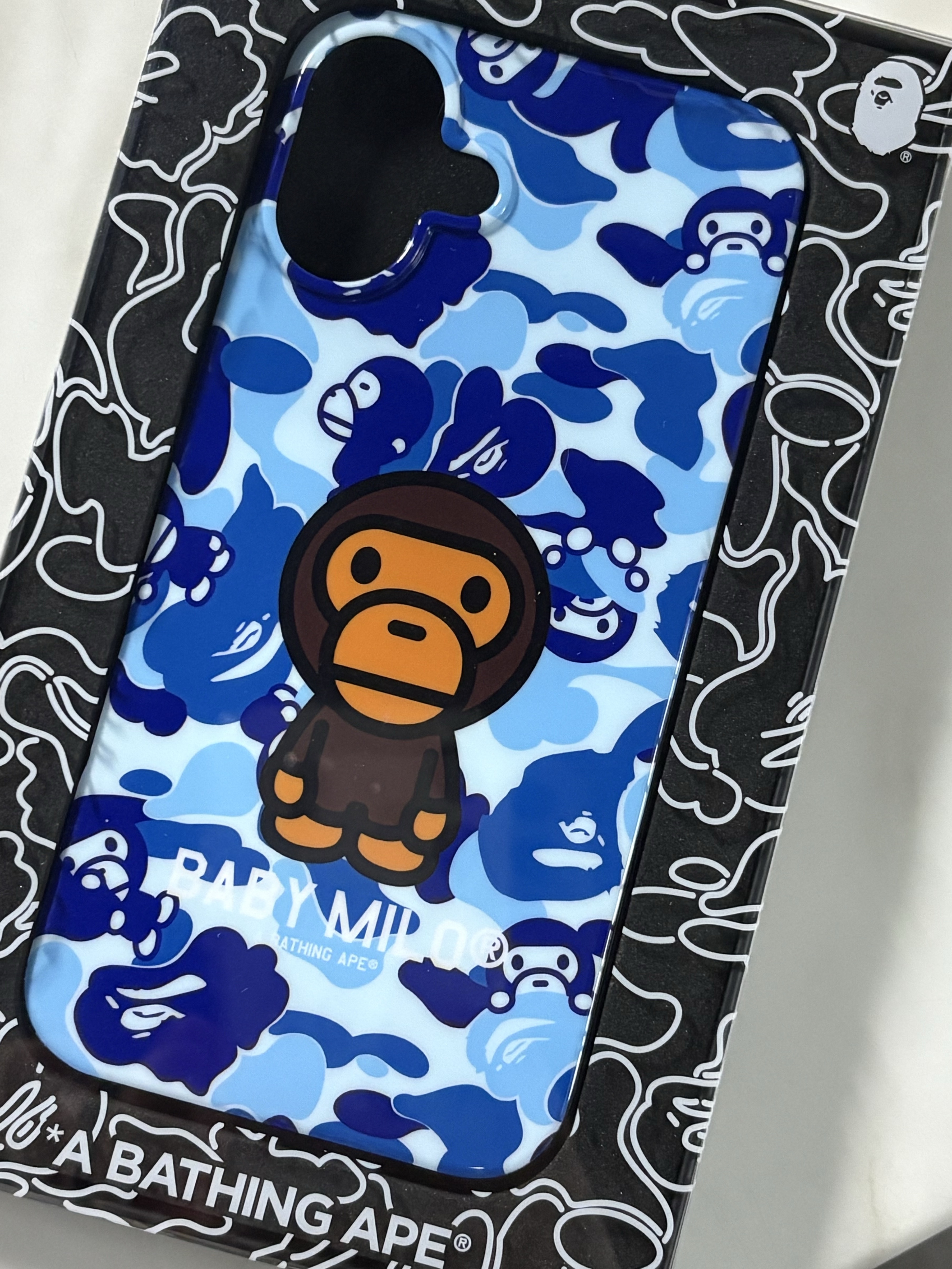BAPE ABC Milo Camo iPhone 16 Case Blue 착용 스타일