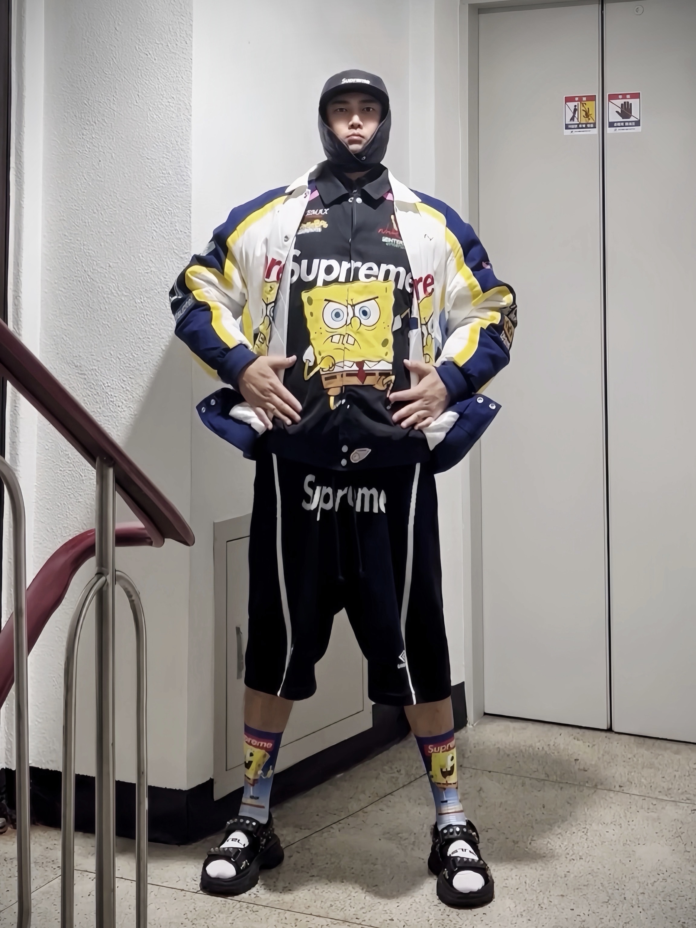 Supreme Earflap Box Logo New Era Black - 21FW, Supreme x SpongeBob SquarePants Jeff Hamilton Racing Jacket White - 25SS 착용 스타일 - 4