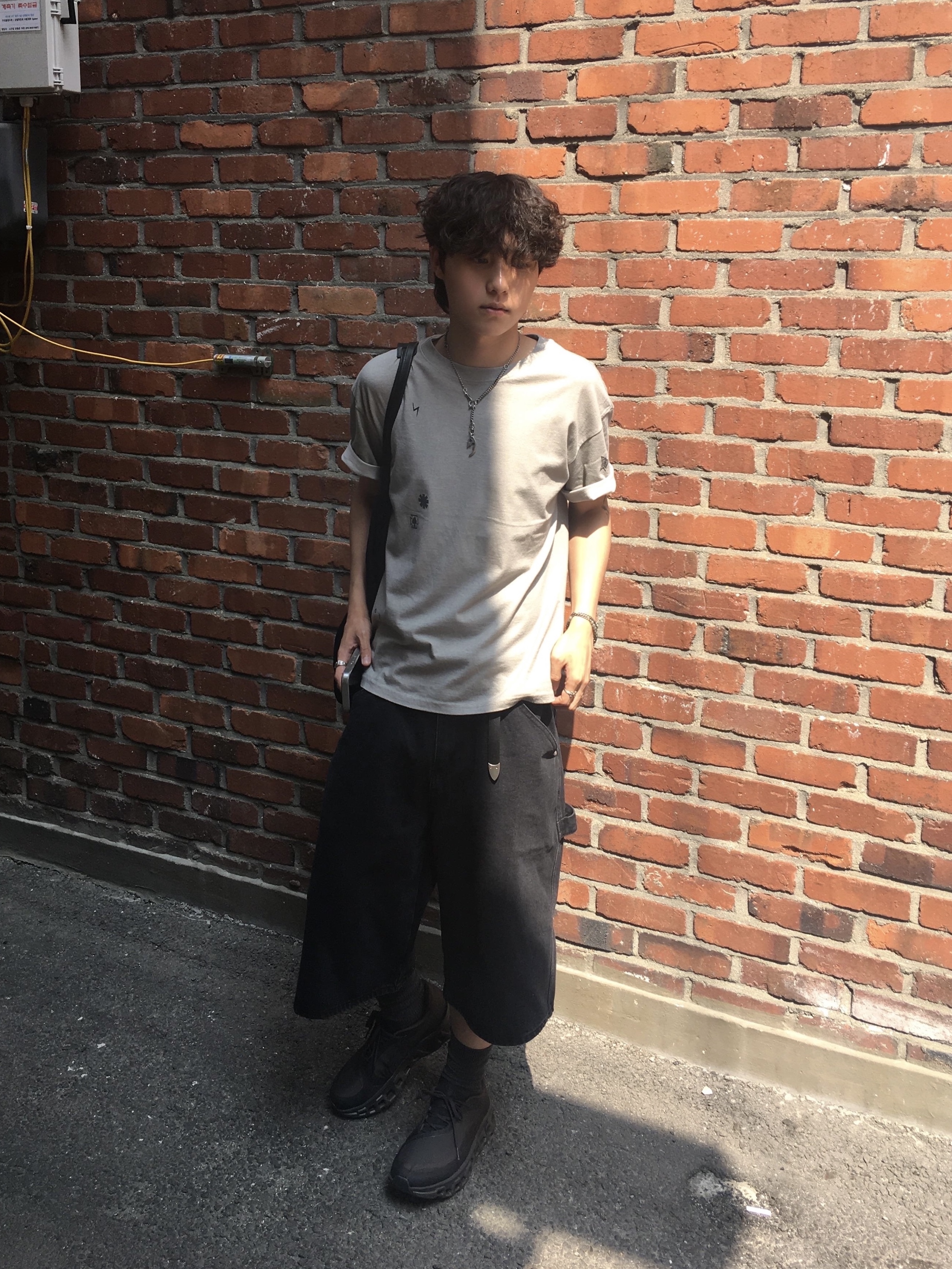 Xlim Synopsis 01 Bag Black, On Running x Post Archive Faction (Paf) Cloudmonster 2 Thorn Brown 착용 스타일