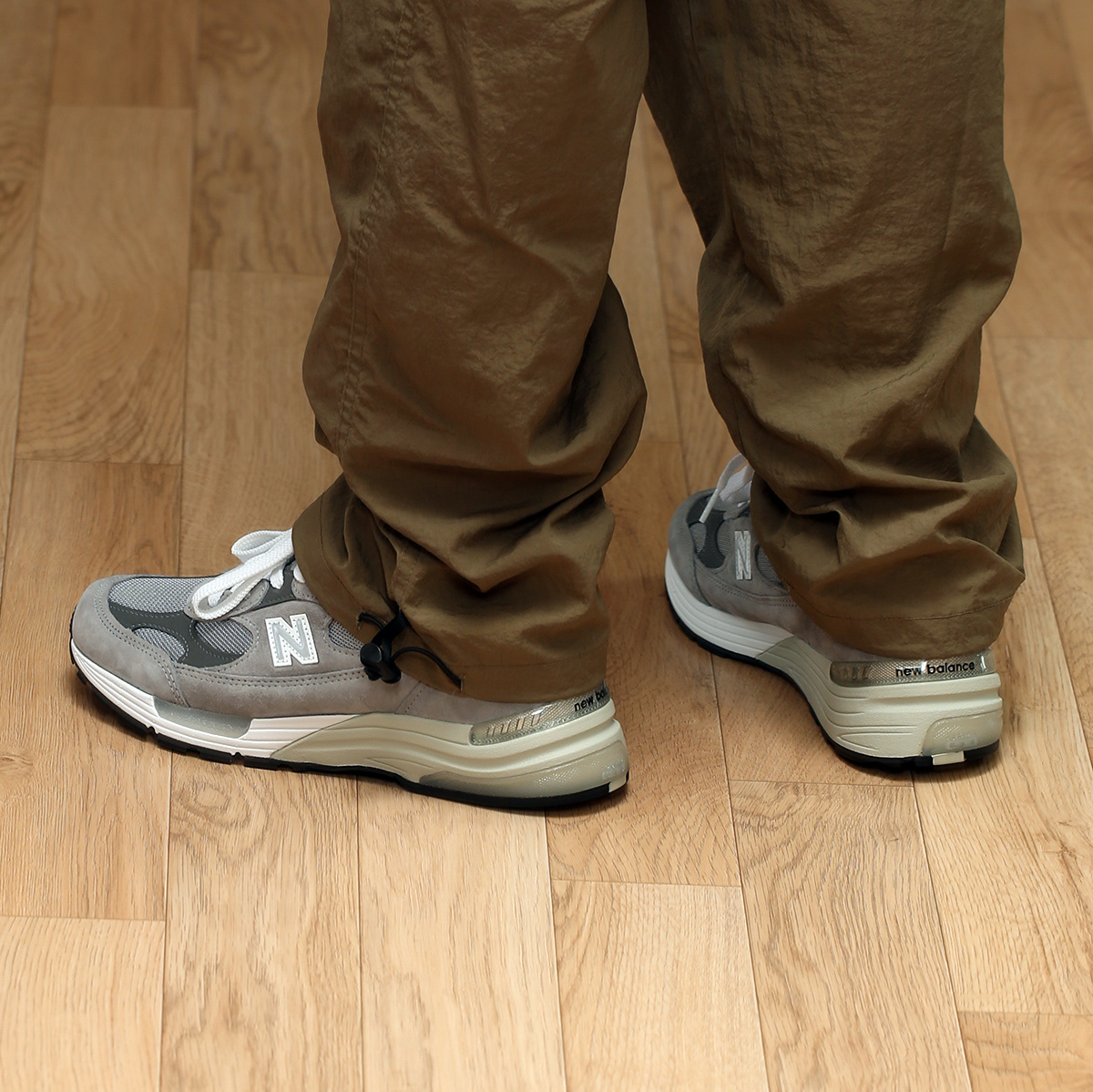 New Balance 992 Made in USA Core Grey Silver Metallic 착용 스타일 - 5