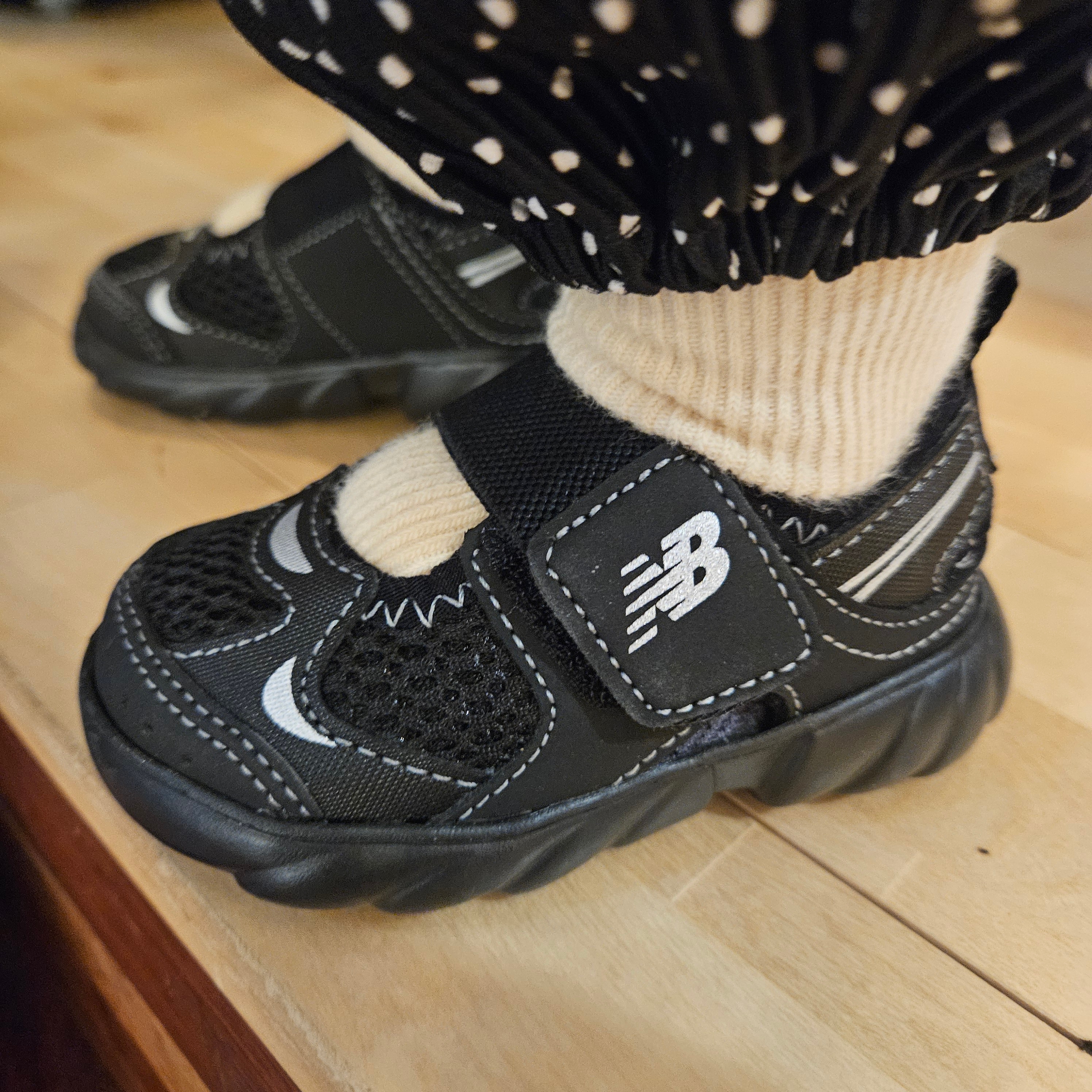(TD) New Balance Freedle 920 Sandal Black 착용 스타일 - 2
