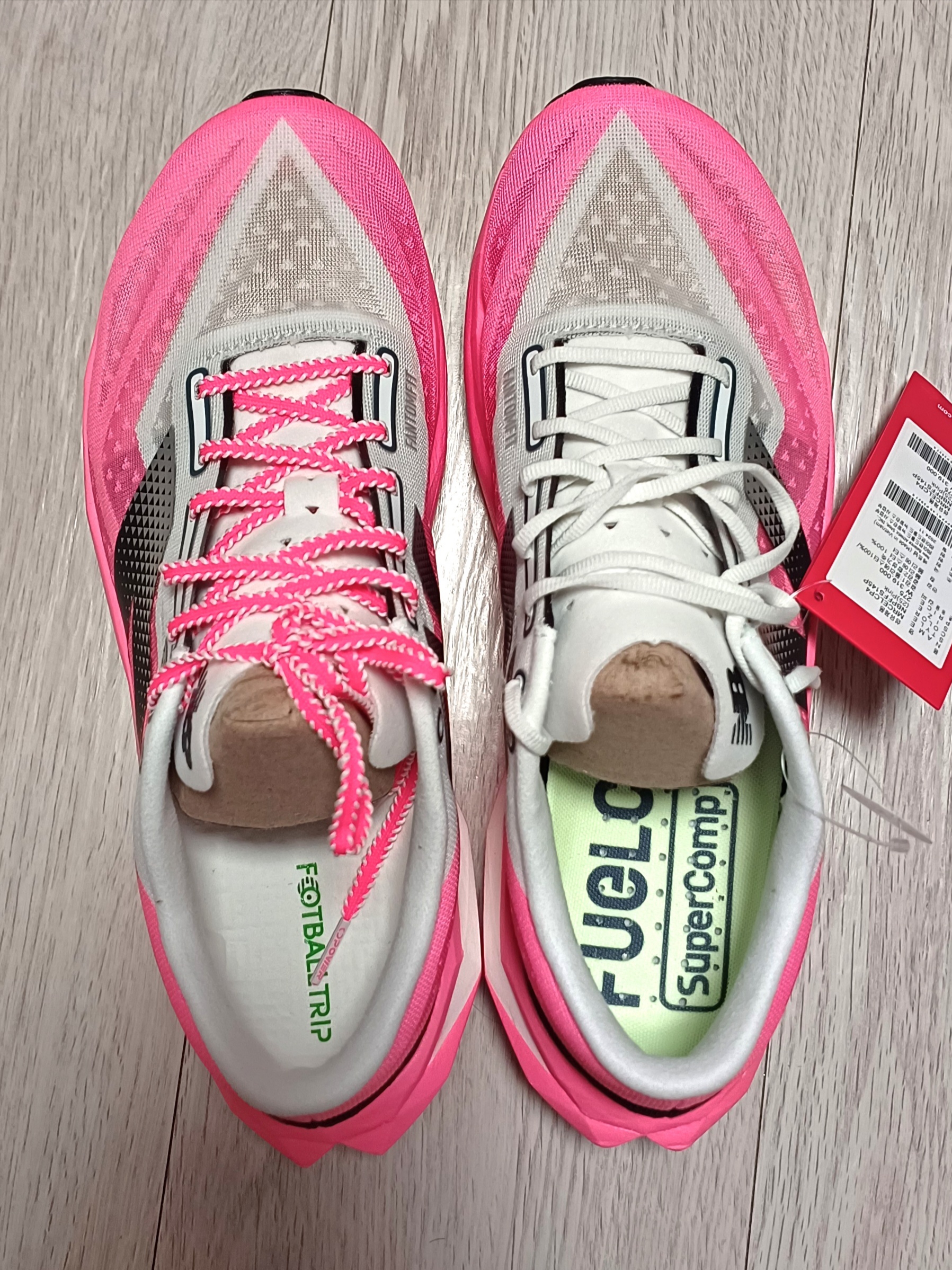 New Balance Fuelcell Supercomp Elite v4 Ultra Pink White - 2E Wide, LI2 Black Wing Running Crew Socks Pink 착용 스타일 - 2