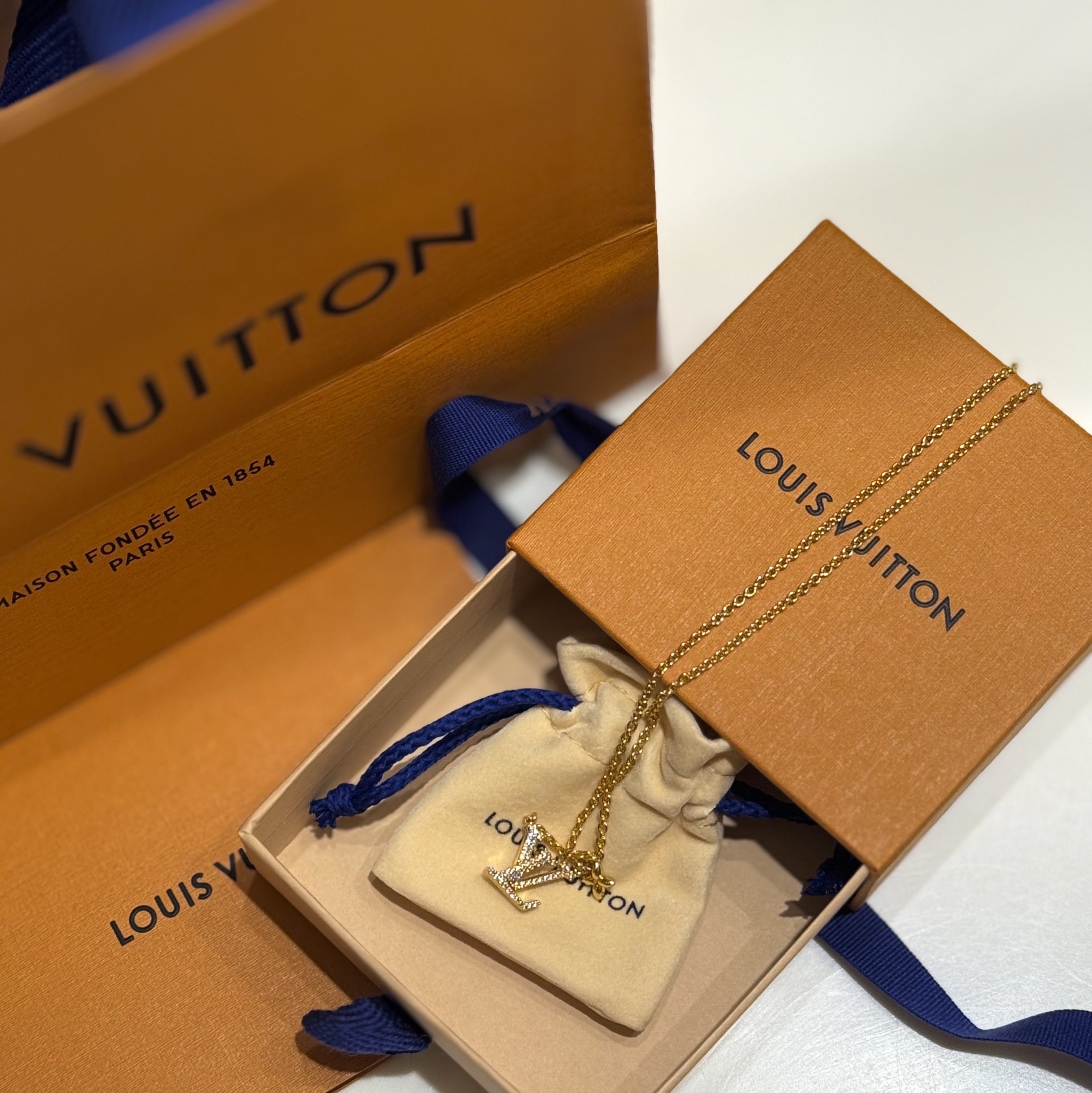 (W) Louis Vuitton LV Iconic Necklace Gold 착용 스타일 - 1
