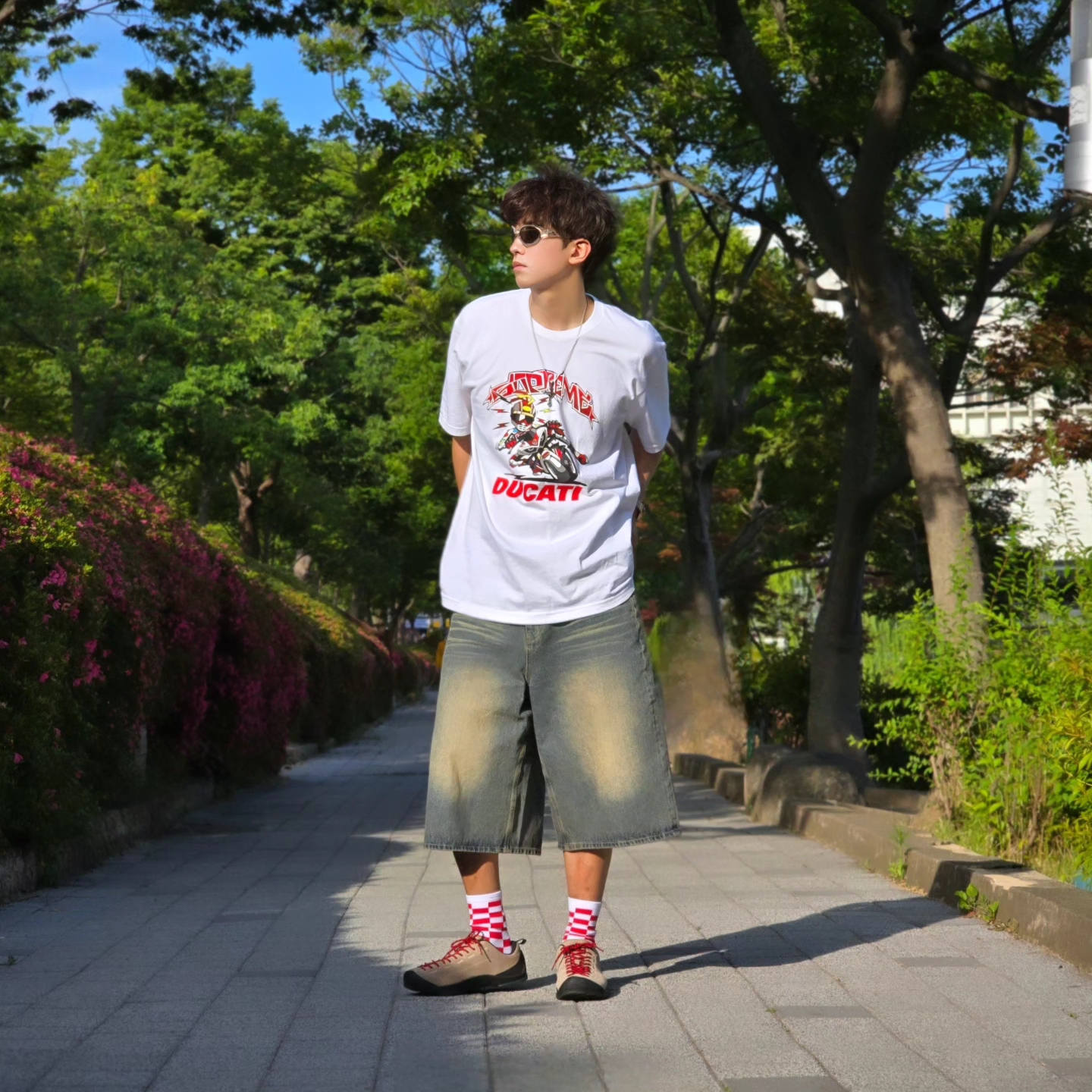 Supreme x Ducati Bike T-Shirt White - 24SS, Keen Jasper Suede Sneakers Silver Mink 착용 스타일 - 6