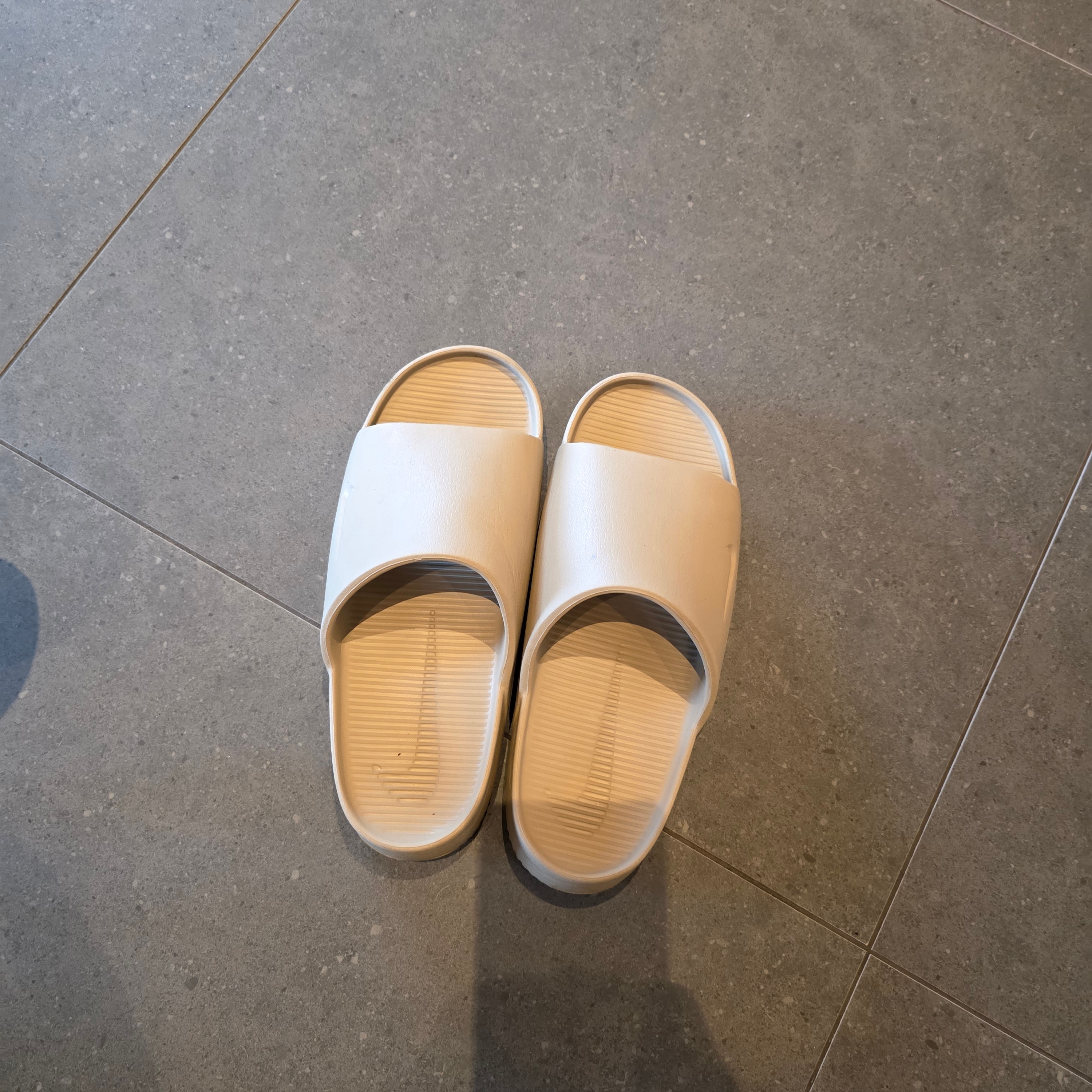 Nike Calm Slide Khaki 착용 스타일