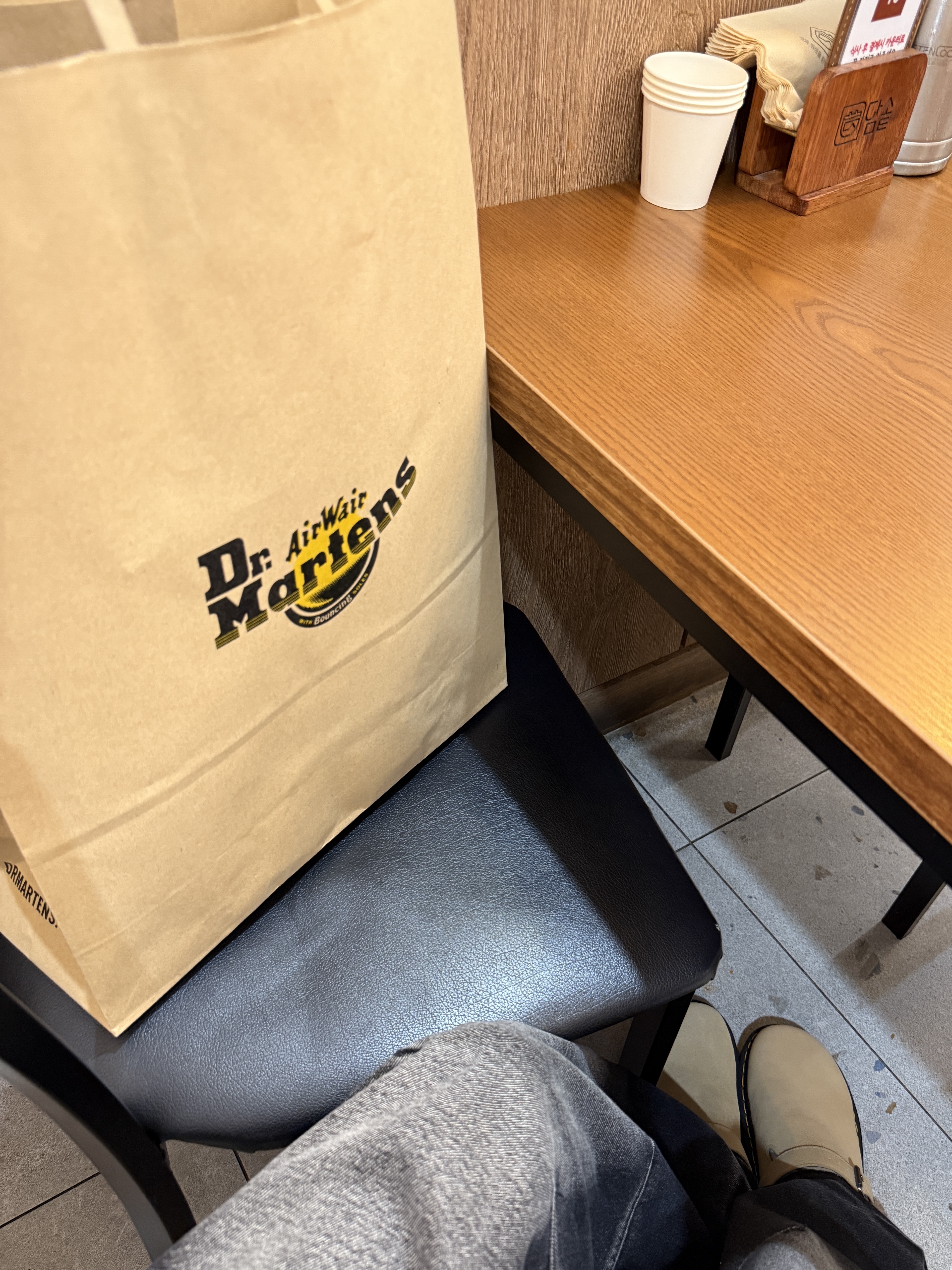 Dr. Martens Zebzag Suede Slingback Platform Mule Savannah Tan, BLR Embossed Wave Washing Wide Denim Pants Black 착용 스타일 - 4