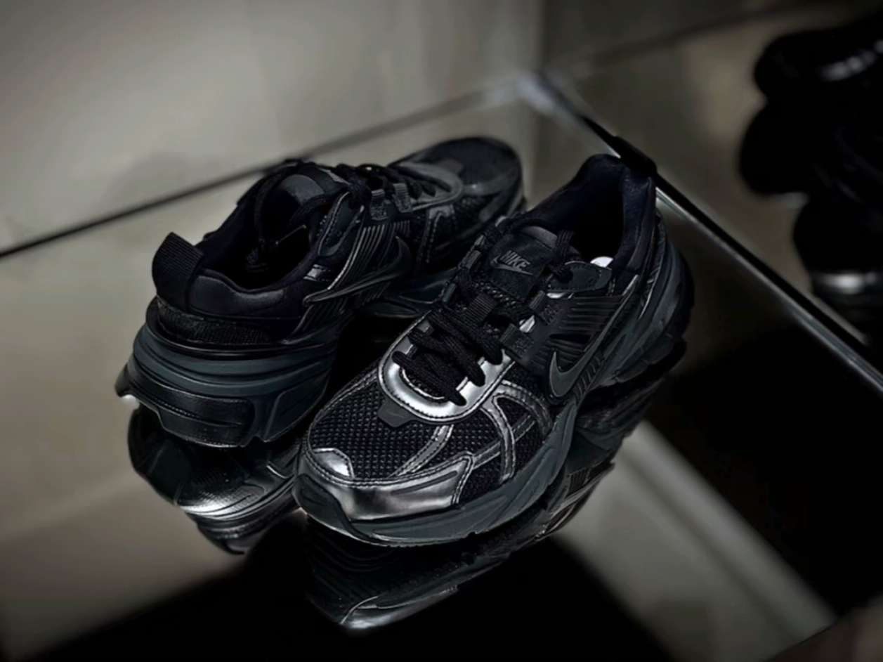 Nike V2K Run Black Anthracite 착용 스타일