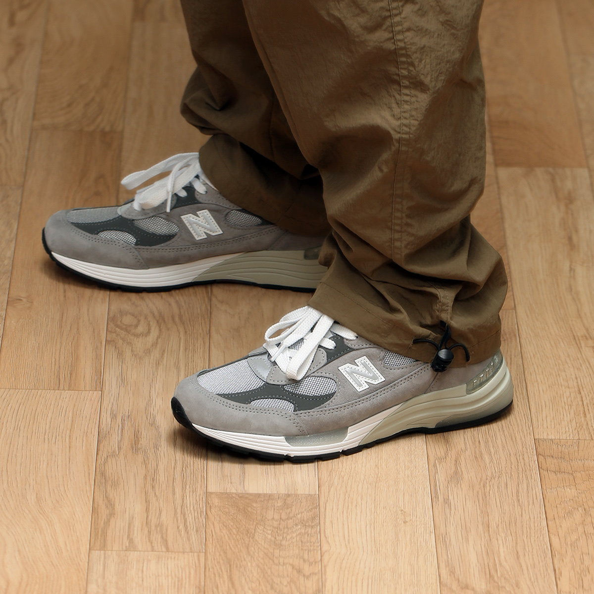 New Balance 992 Made in USA Core Grey Silver Metallic 착용 스타일 - 2