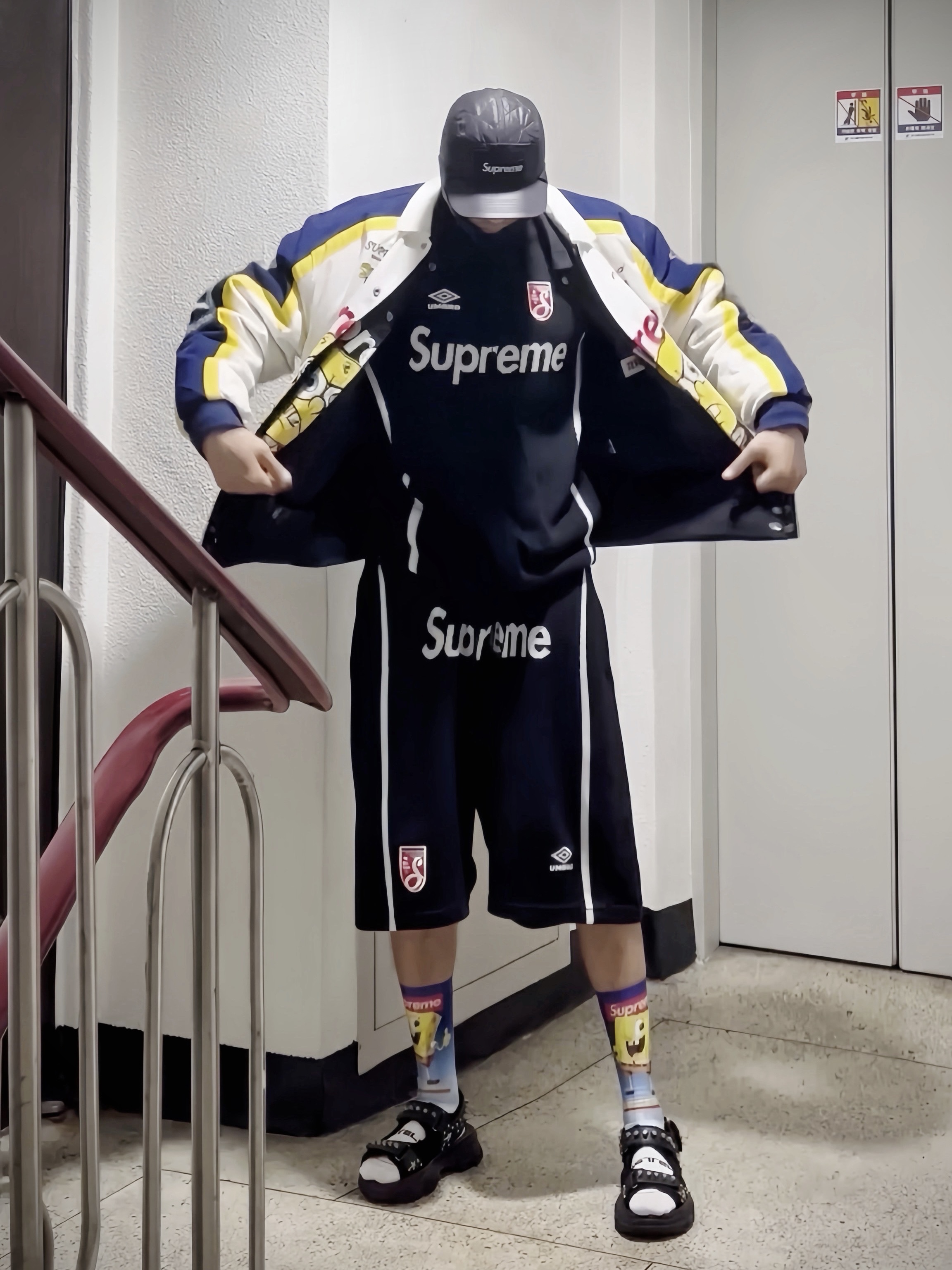 Supreme Earflap Box Logo New Era Black - 21FW, Supreme x SpongeBob SquarePants Jeff Hamilton Racing Jacket White - 25SS 착용 스타일 - 8