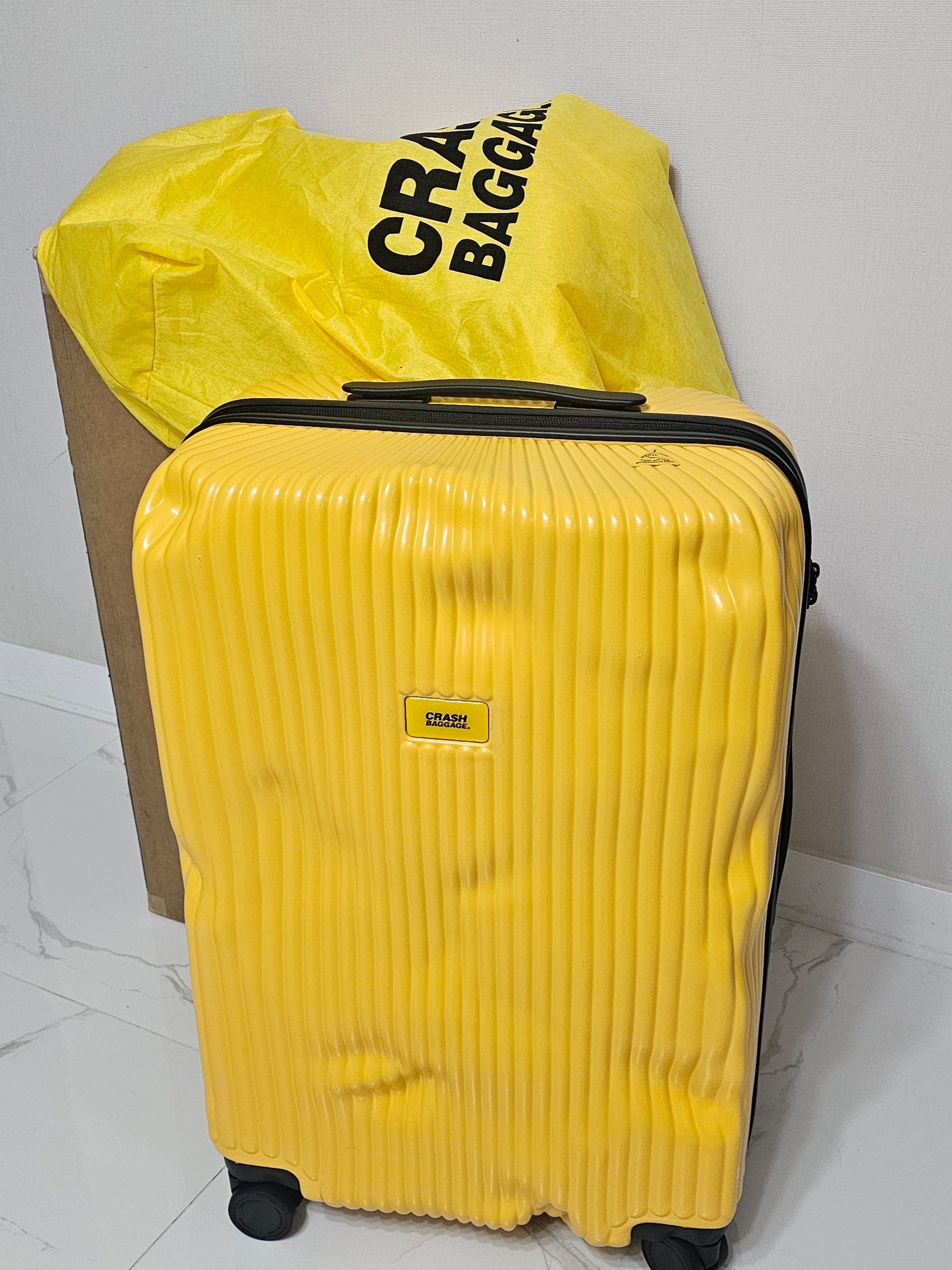 CRASH BAGGAGE Icon Stripe 26Inch Carrier Yellow 착용 스타일 - 1