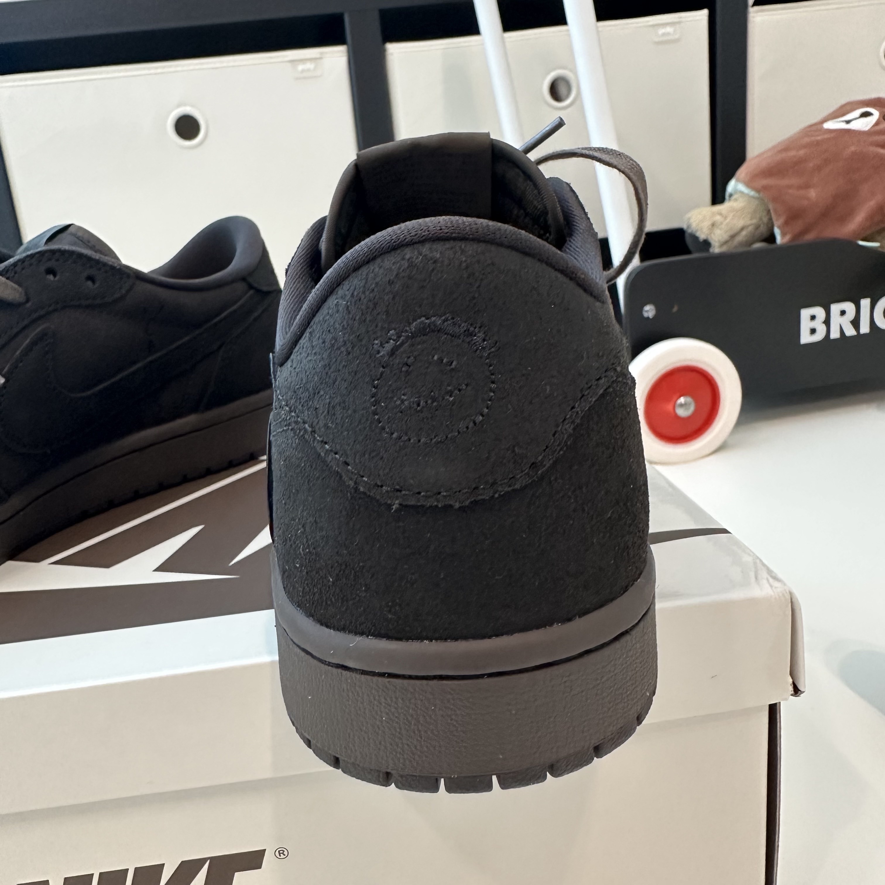 Jordan 1 x Travis Scott Retro Low OG SP Velvet Brown and Dark Mocha 착용 스타일 - 3