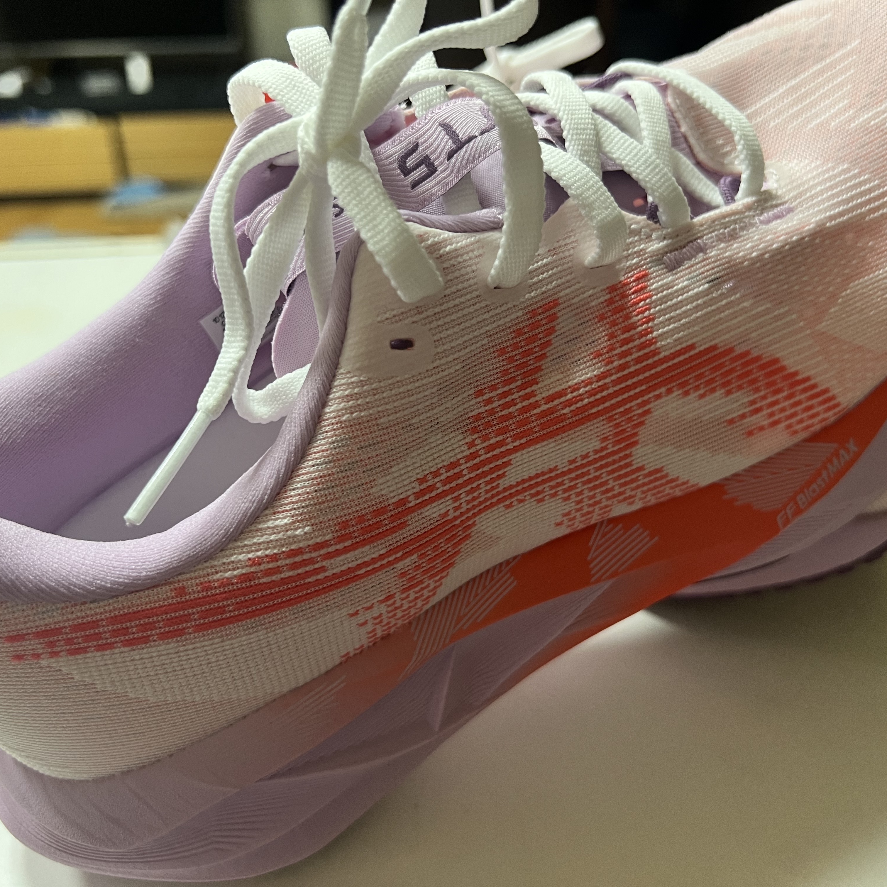 (W) Asics Novablast 5 White Coral Reef 착용 스타일