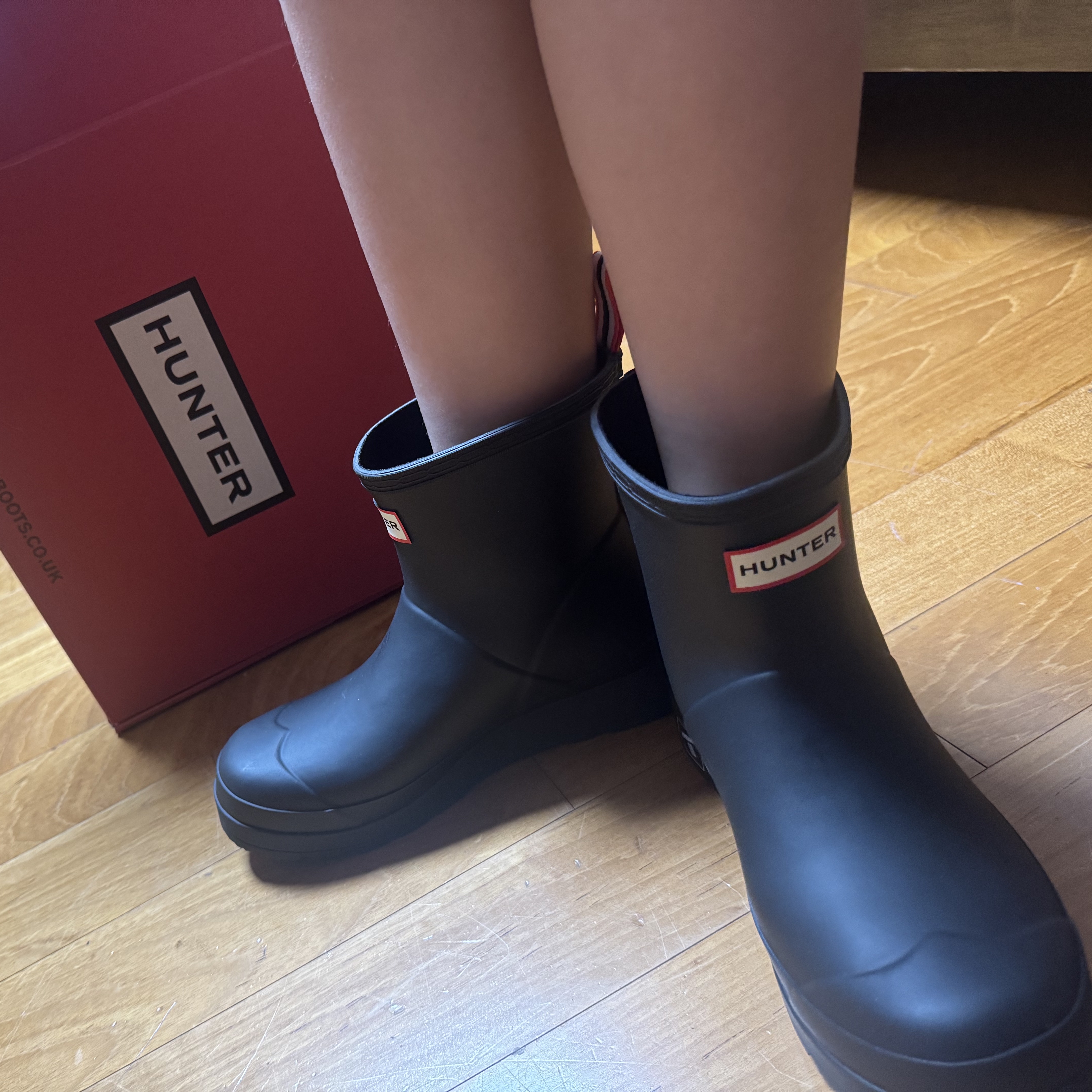 (W) Hunter Play Short Rain Boots Black 착용 스타일 - 2