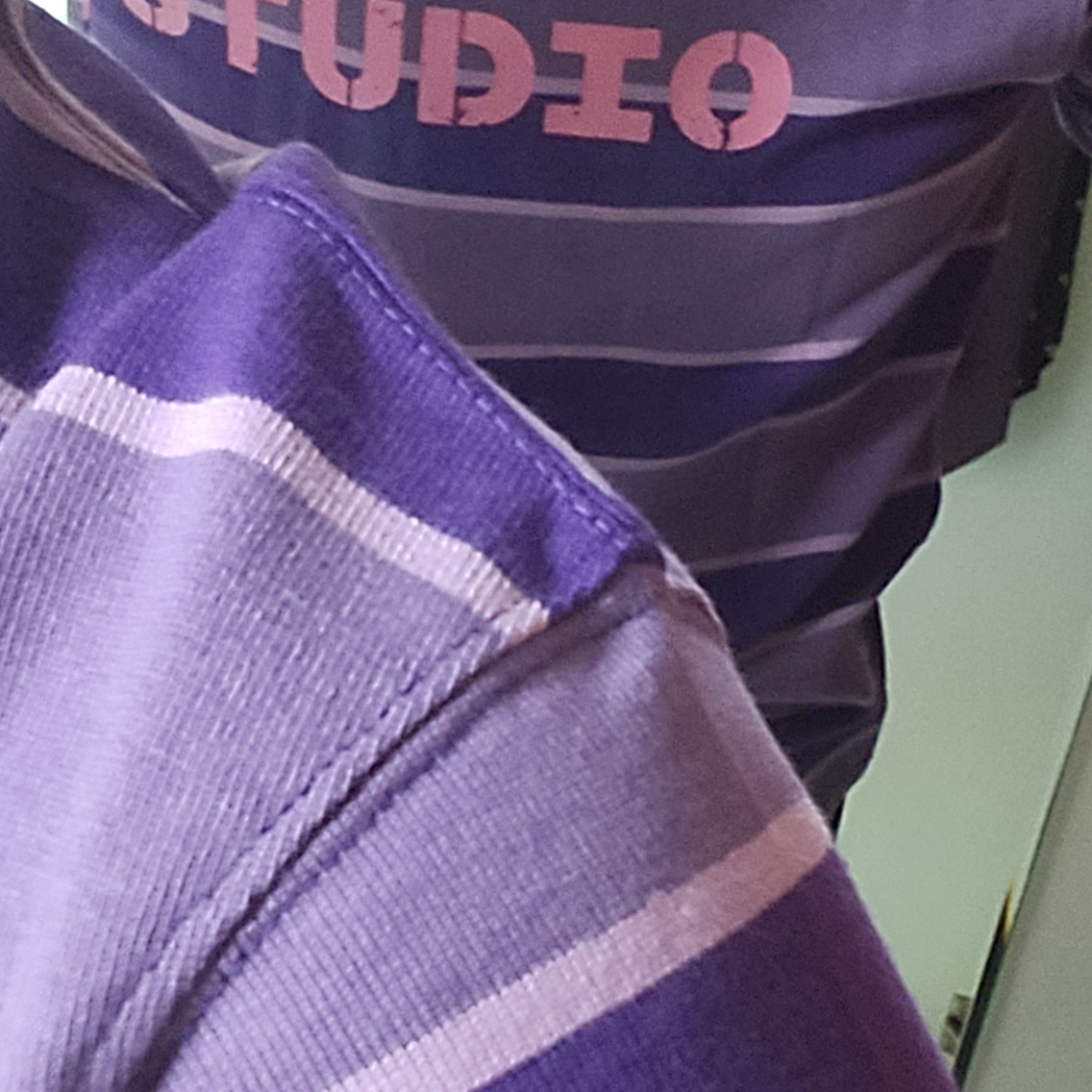 IAB Studio x Arcane Jinx Striped T-shirt Purple Stripe Pink, Essentials Filled Nylon Shirt Jacket Light Tuscan - 23SS 착용 스타일 - 4