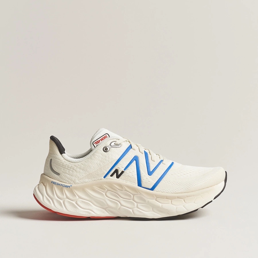 New Balance Fresh Foam X More v4 Sea Salt Blue Oasis - D Standard 착용 스타일 - 2