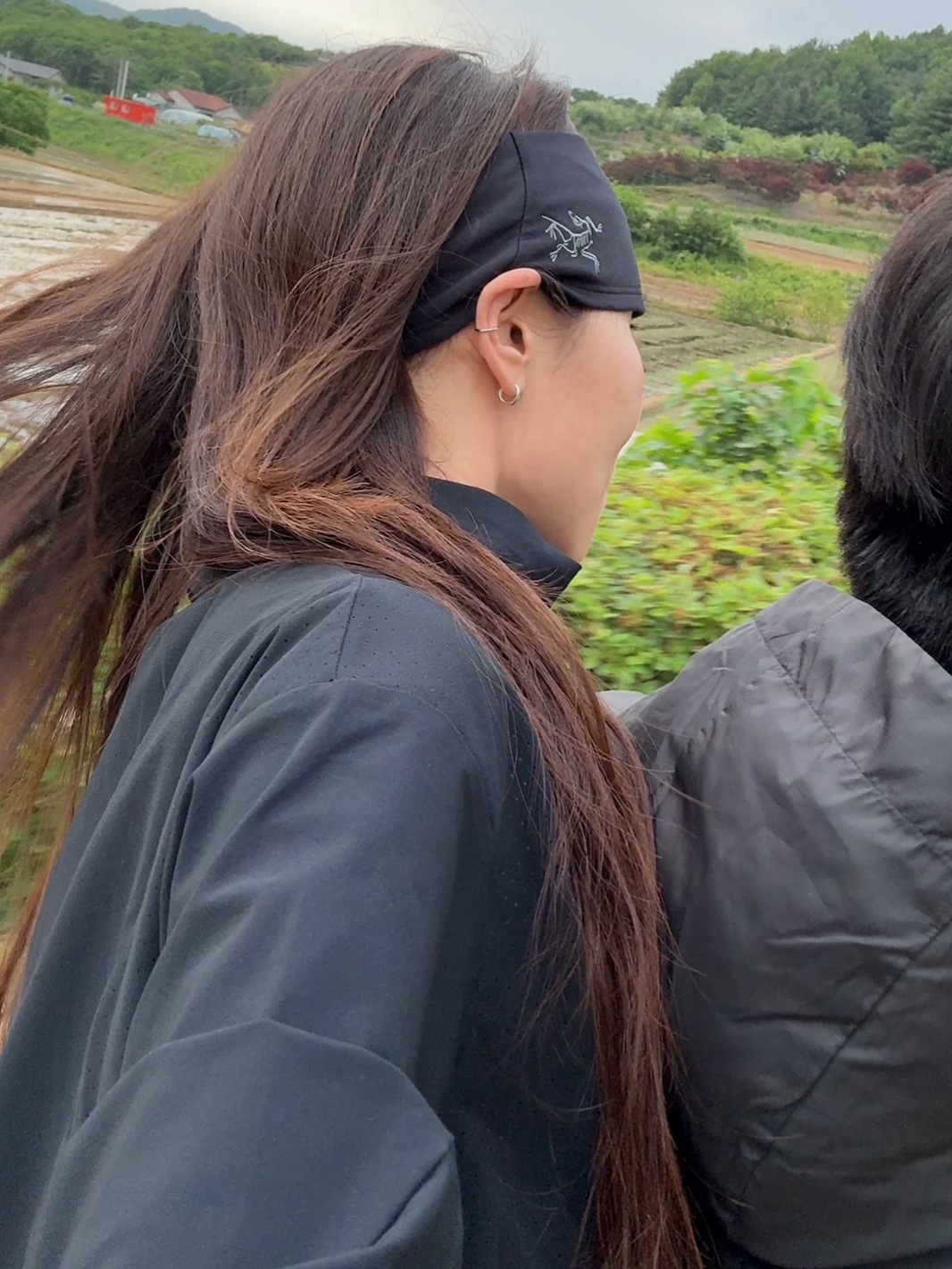 Arc'teryx Rho Headband Black, Oakley Tactful Wind Jacket 6.0 Blackout 착용 스타일
