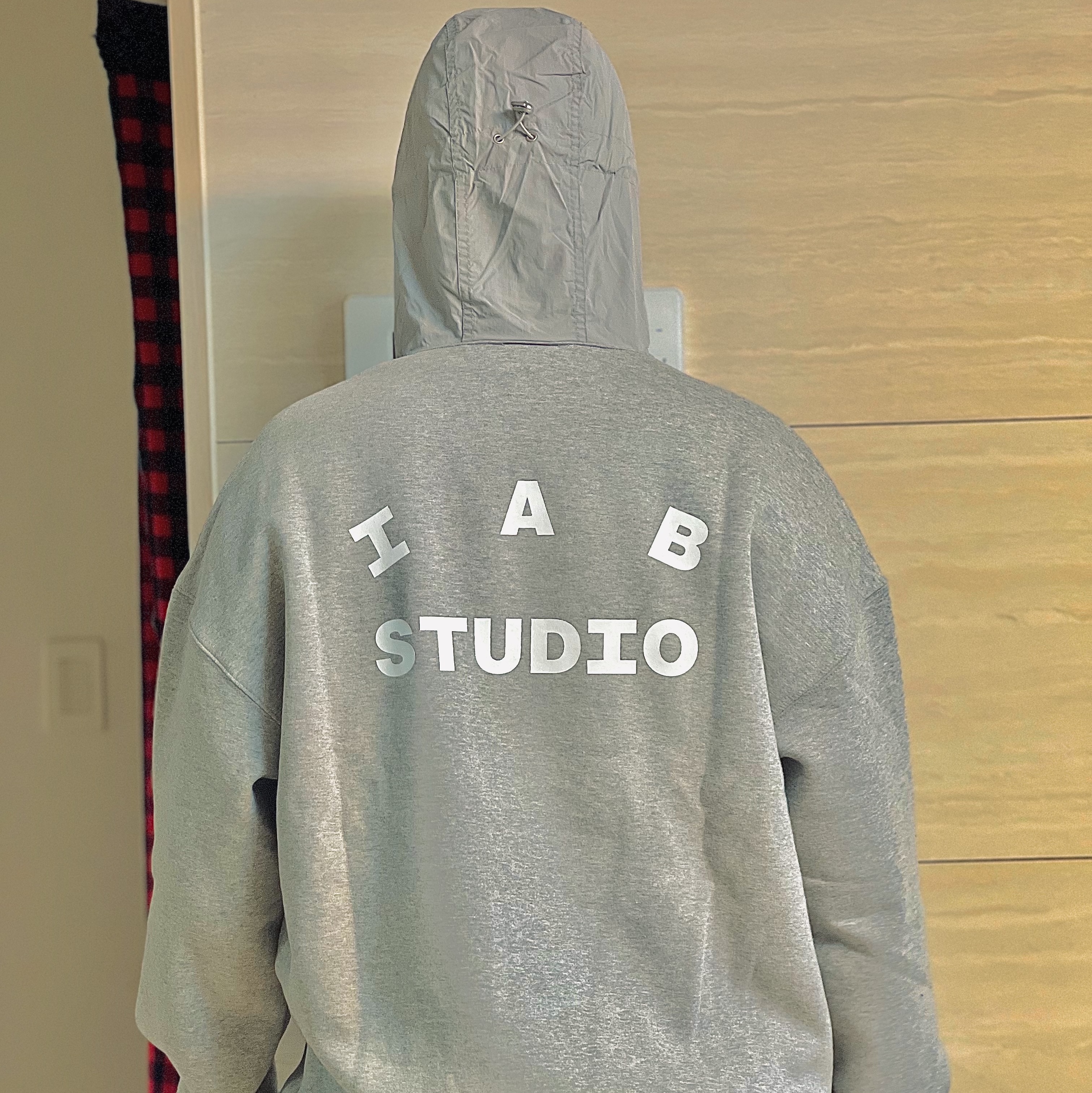 IAB Studio Woven Hoodie Gray White 착용 스타일 - 2