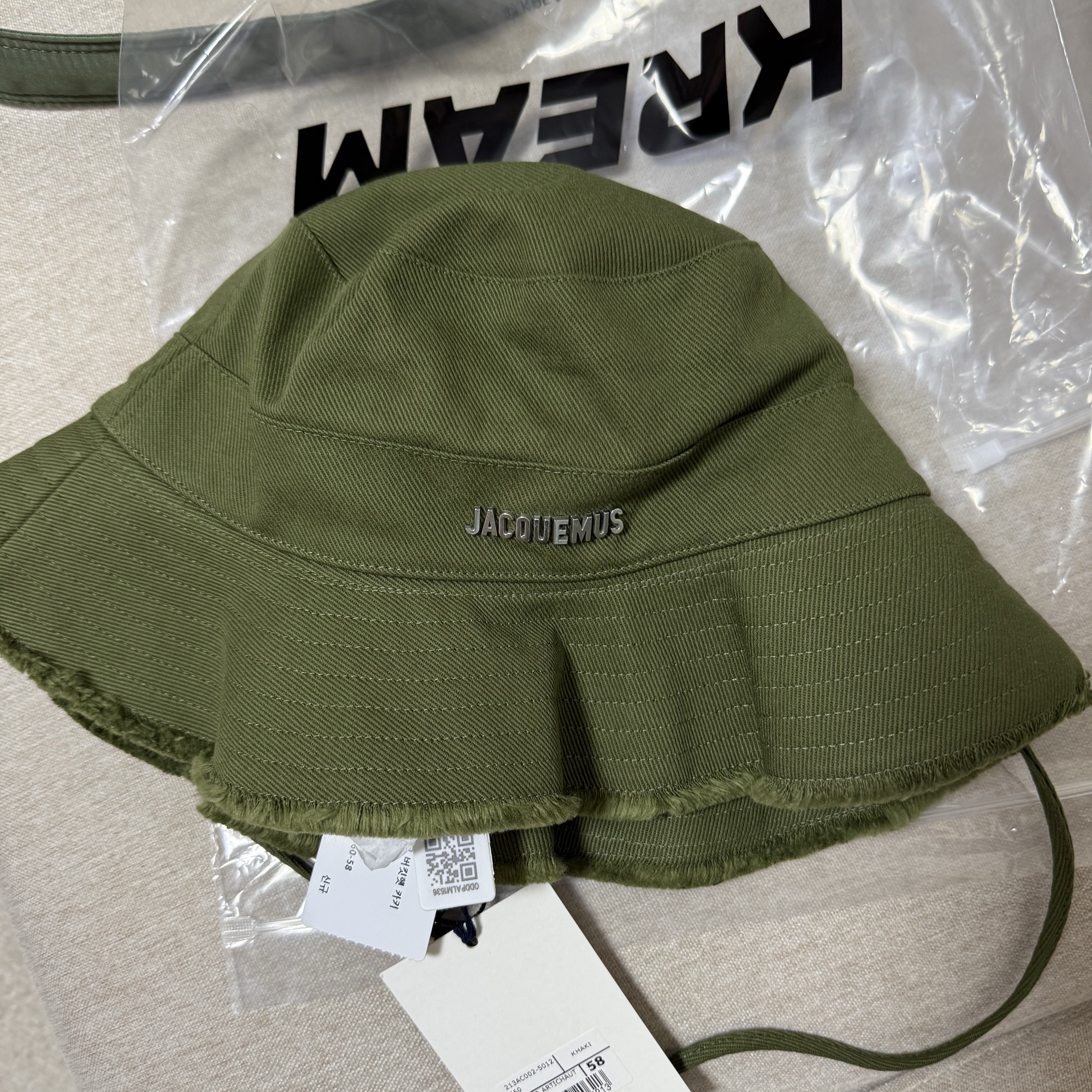 Jacquemus Le Bob Artichaut Bucket Hat Khaki 착용 스타일