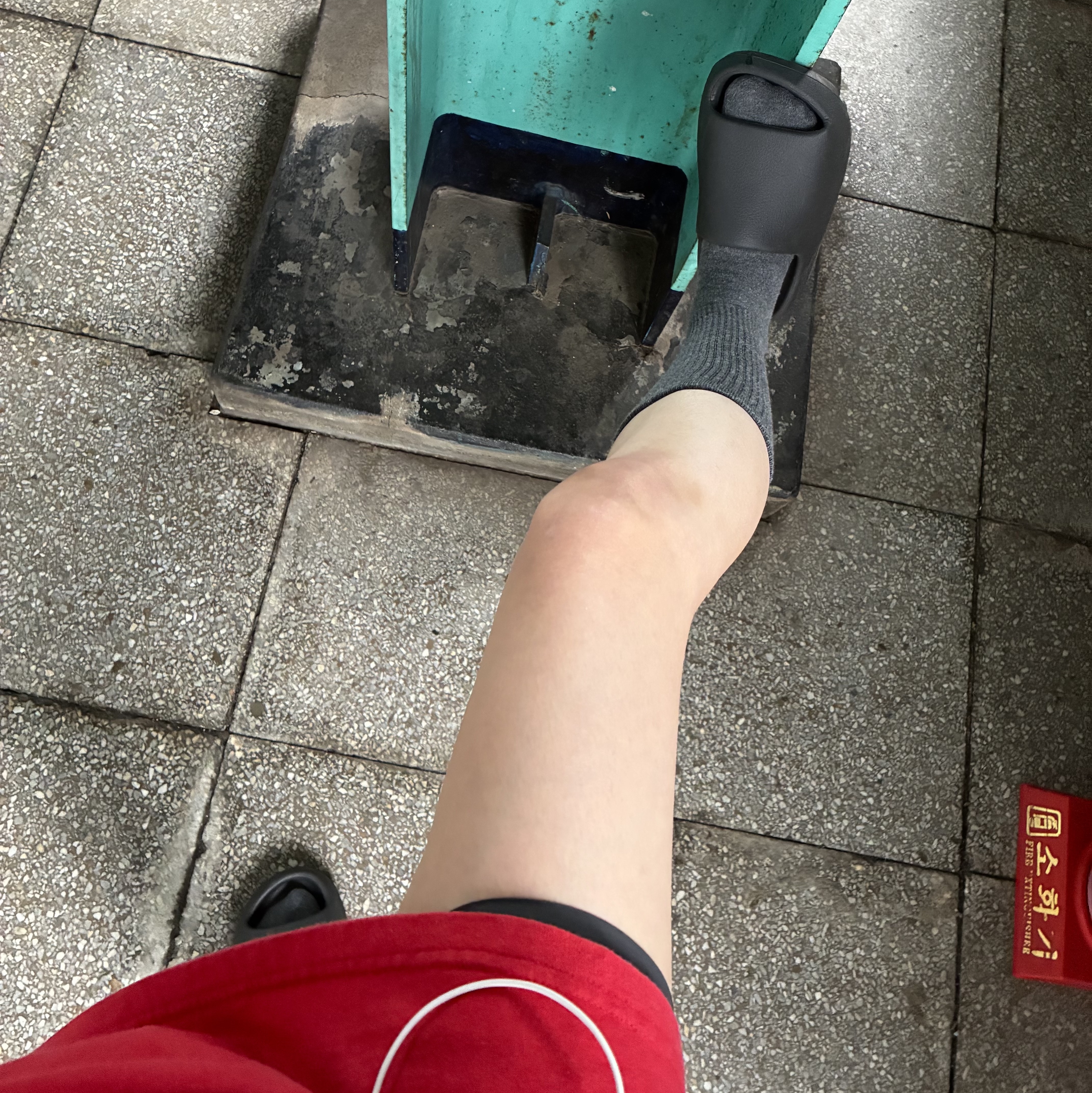 Adidas Yeezy Slide Onyx 착용 스타일