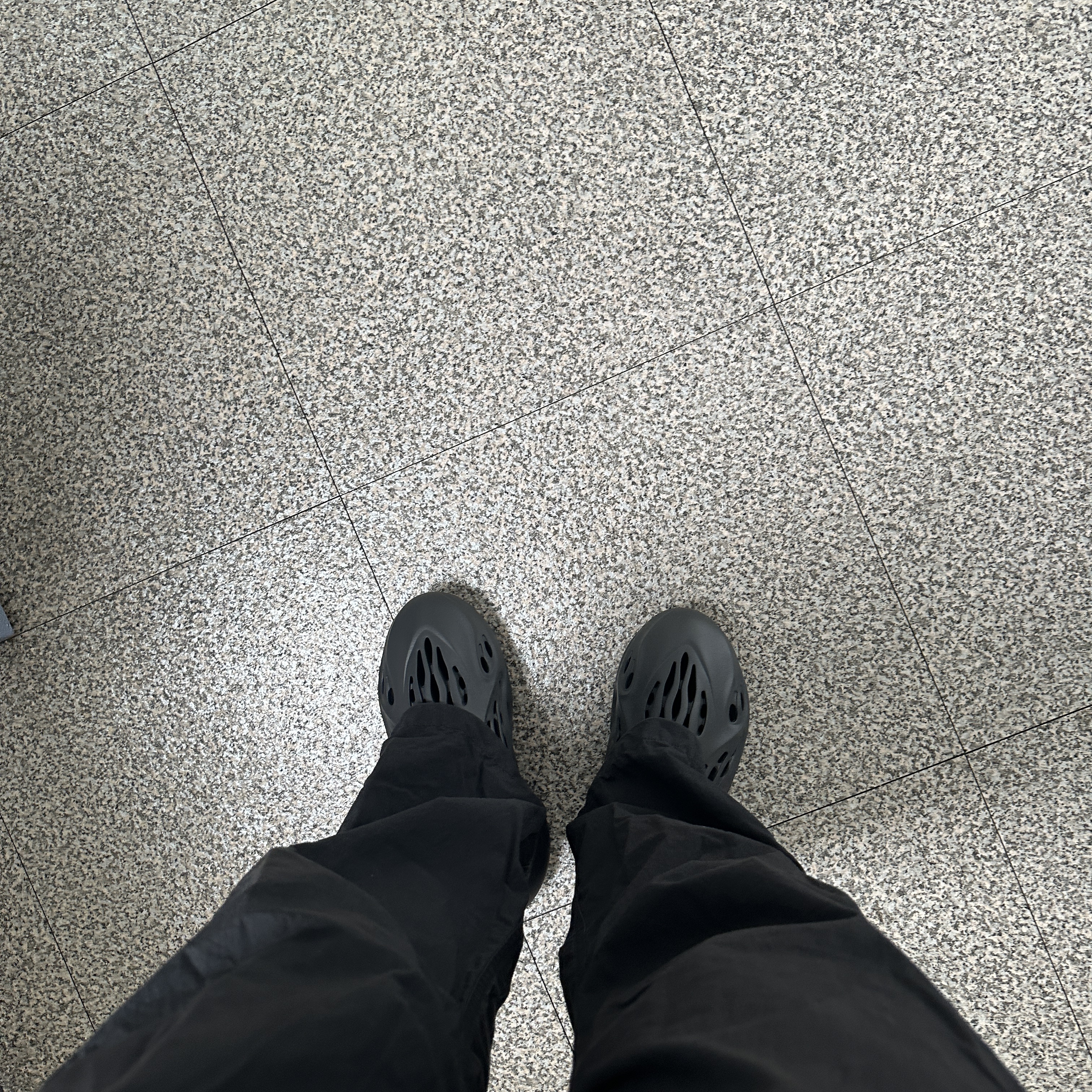 Adidas Yeezy Foam RNNR Onyx 착용 스타일