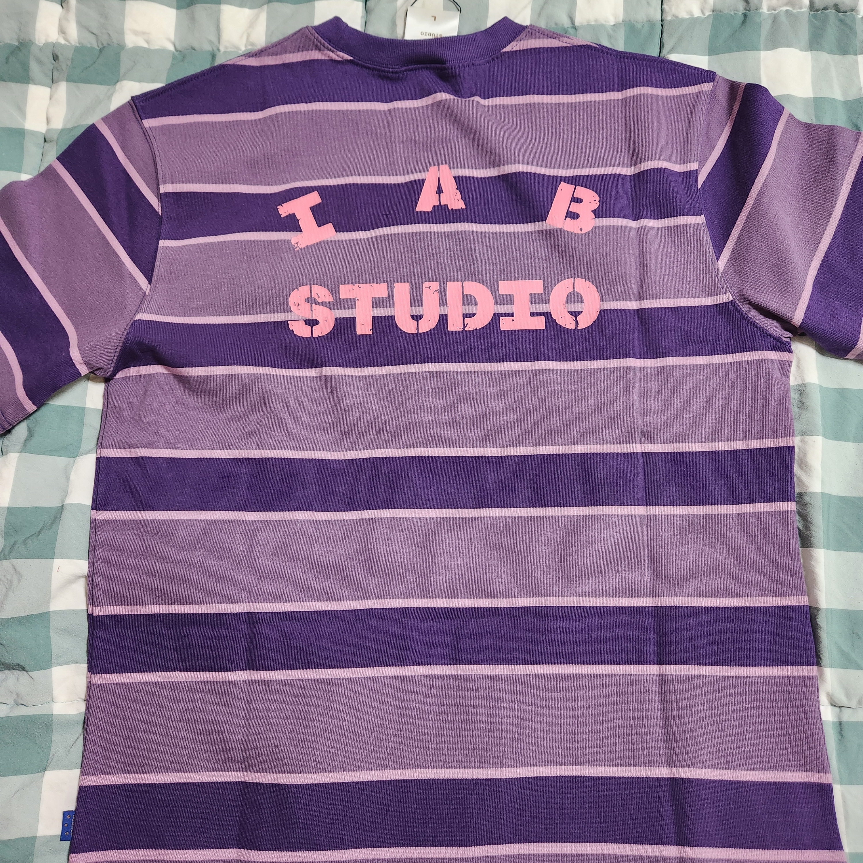 IAB Studio x Arcane Jinx Striped T-shirt Purple Stripe Pink, Essentials Filled Nylon Shirt Jacket Light Tuscan - 23SS 착용 스타일 - 2