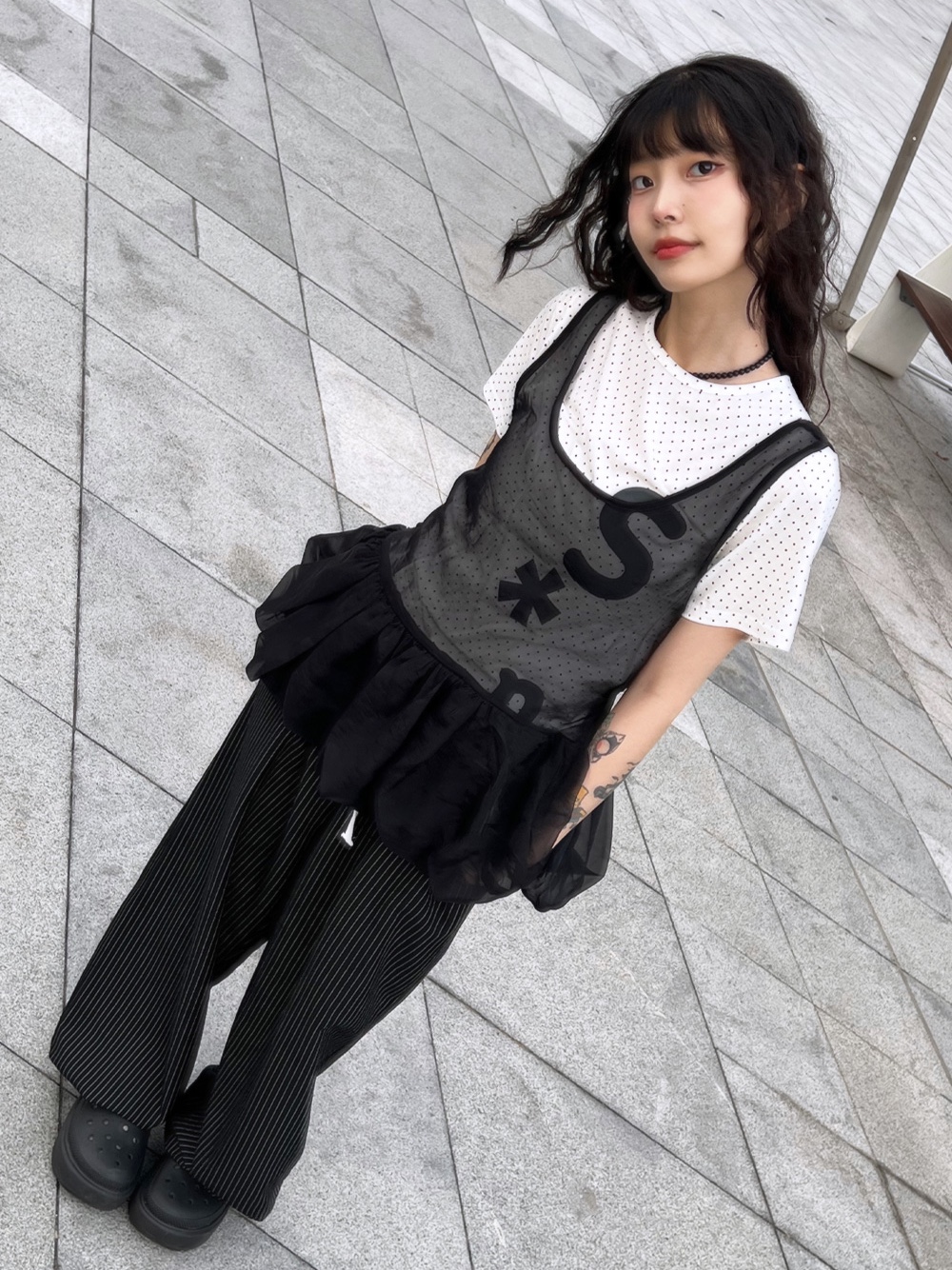 Crocs Stomp Clog Black 착용 스타일 - 1
