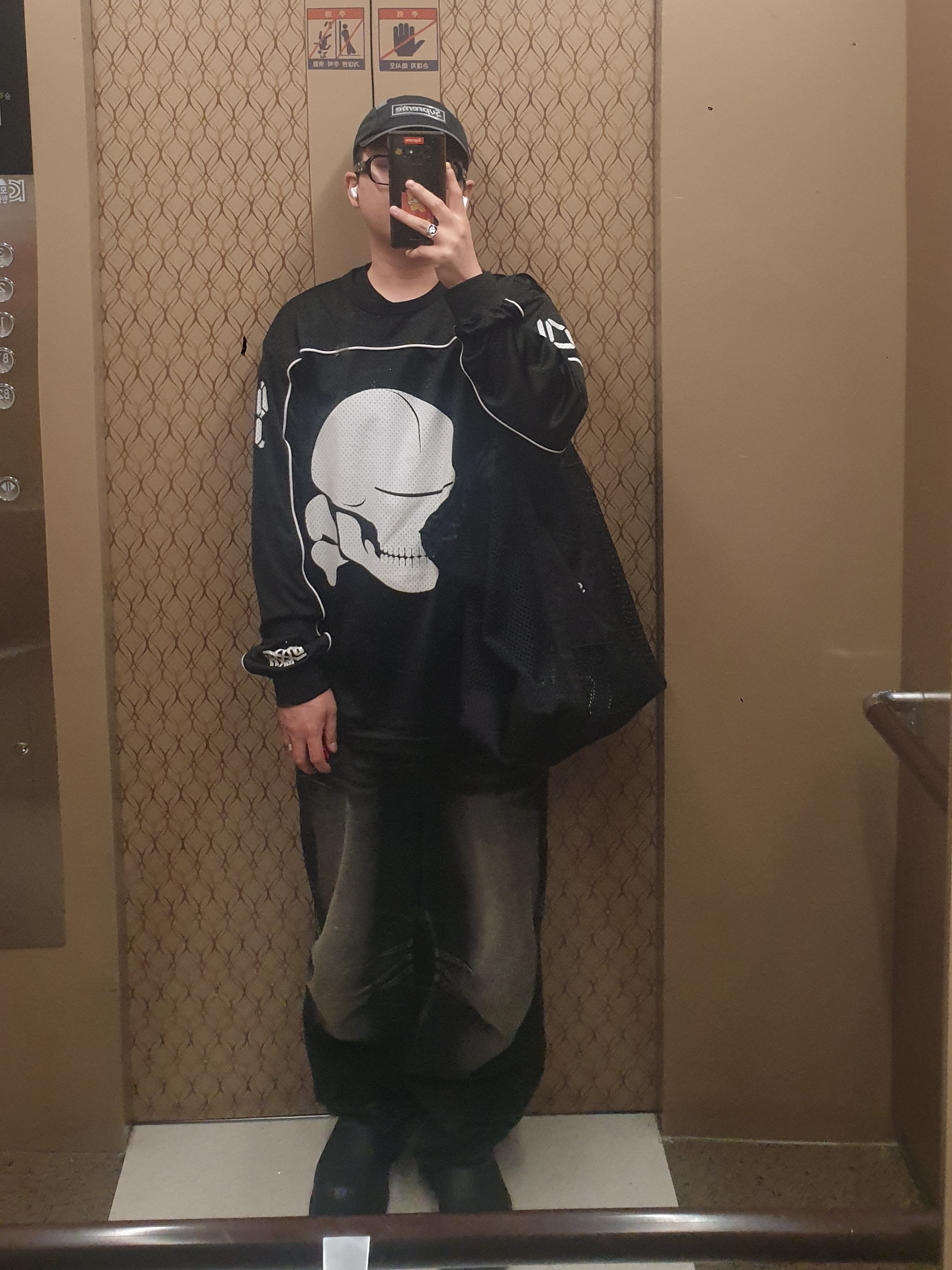 [KREAM 단독] BLR Double Trident Washing Wide Denim Pants Black, Supreme x Bounty Hunter Mesh Moto Jersey Black - 23FW 착용 스타일