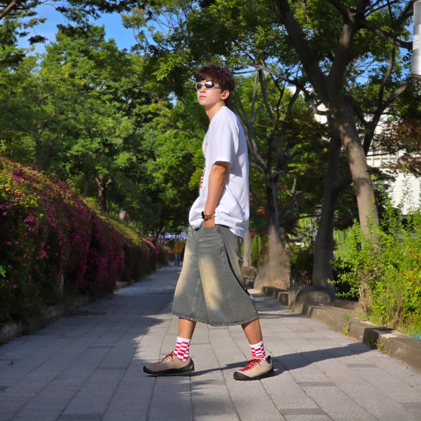 Supreme x Ducati Bike T-Shirt White - 24SS, Keen Jasper Suede Sneakers Silver Mink 착용 스타일 - 5