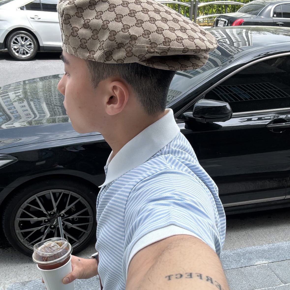 Uniqlo x JW Anderson Dry Pique Stripe Polo Shirt Narrow Blue - KR, Gucci Original GG Canvas Flat Cap Beige Dark Brown 착용 스타일 - 2