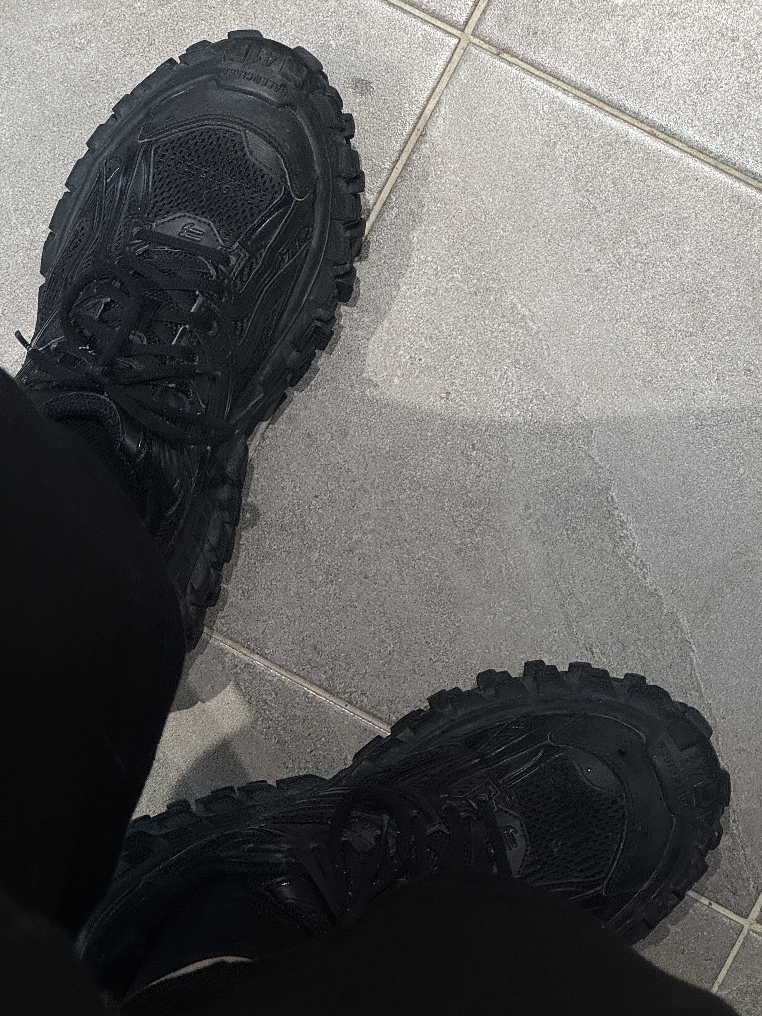 Balenciaga Defender Sneakers Black 착용 스타일