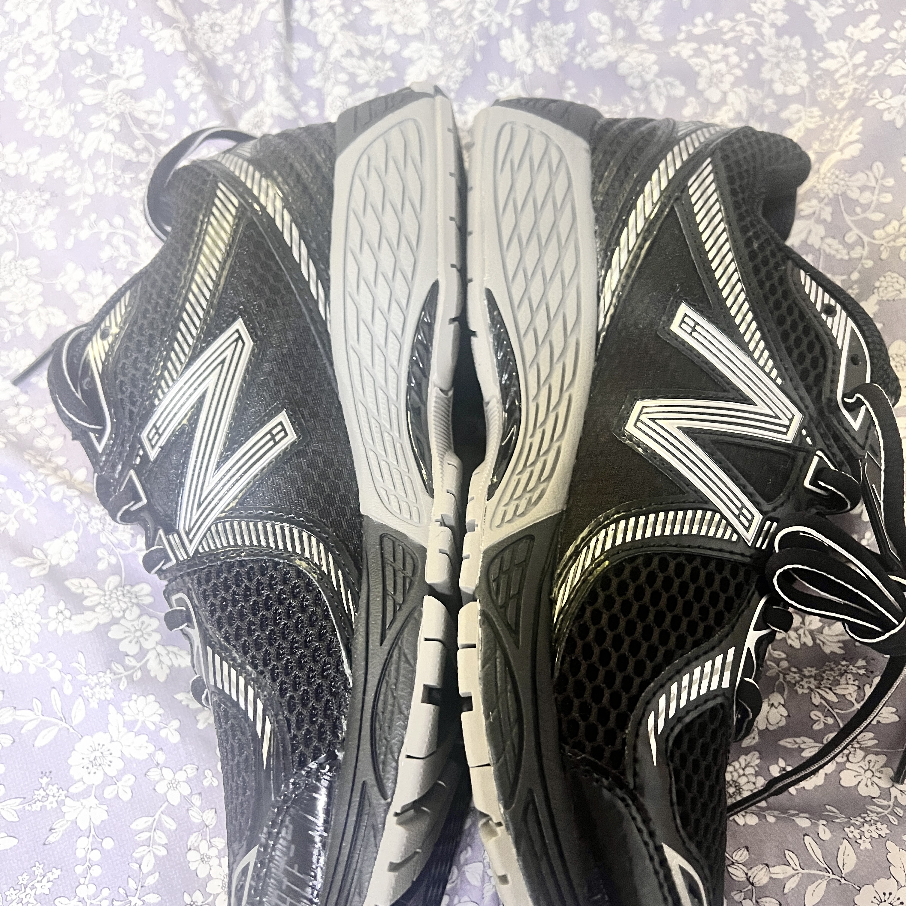 New Balance 860v2 Black Grey 착용 스타일 - 1