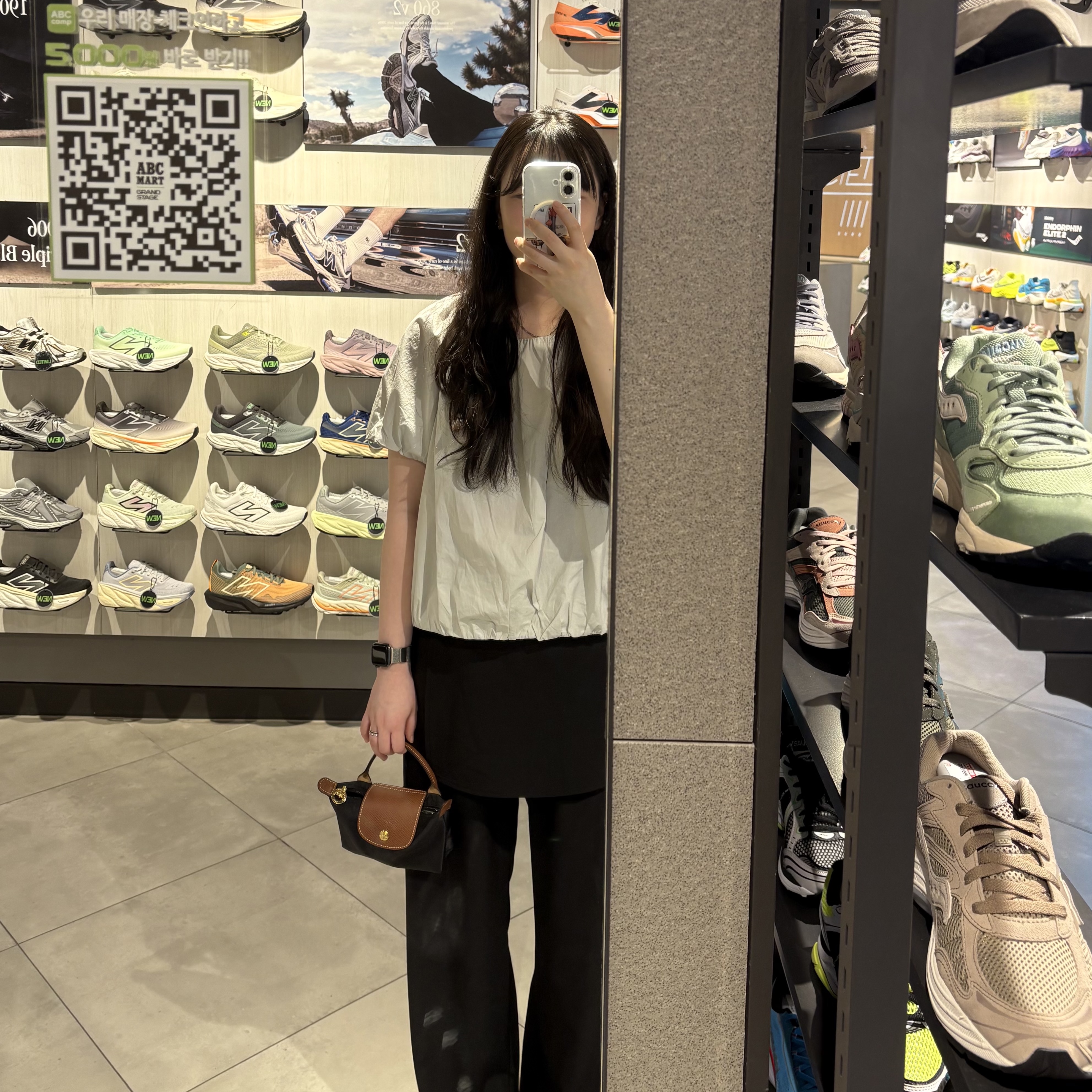 Longchamp Le Pliage Original Handle Pouch Black 착용 스타일