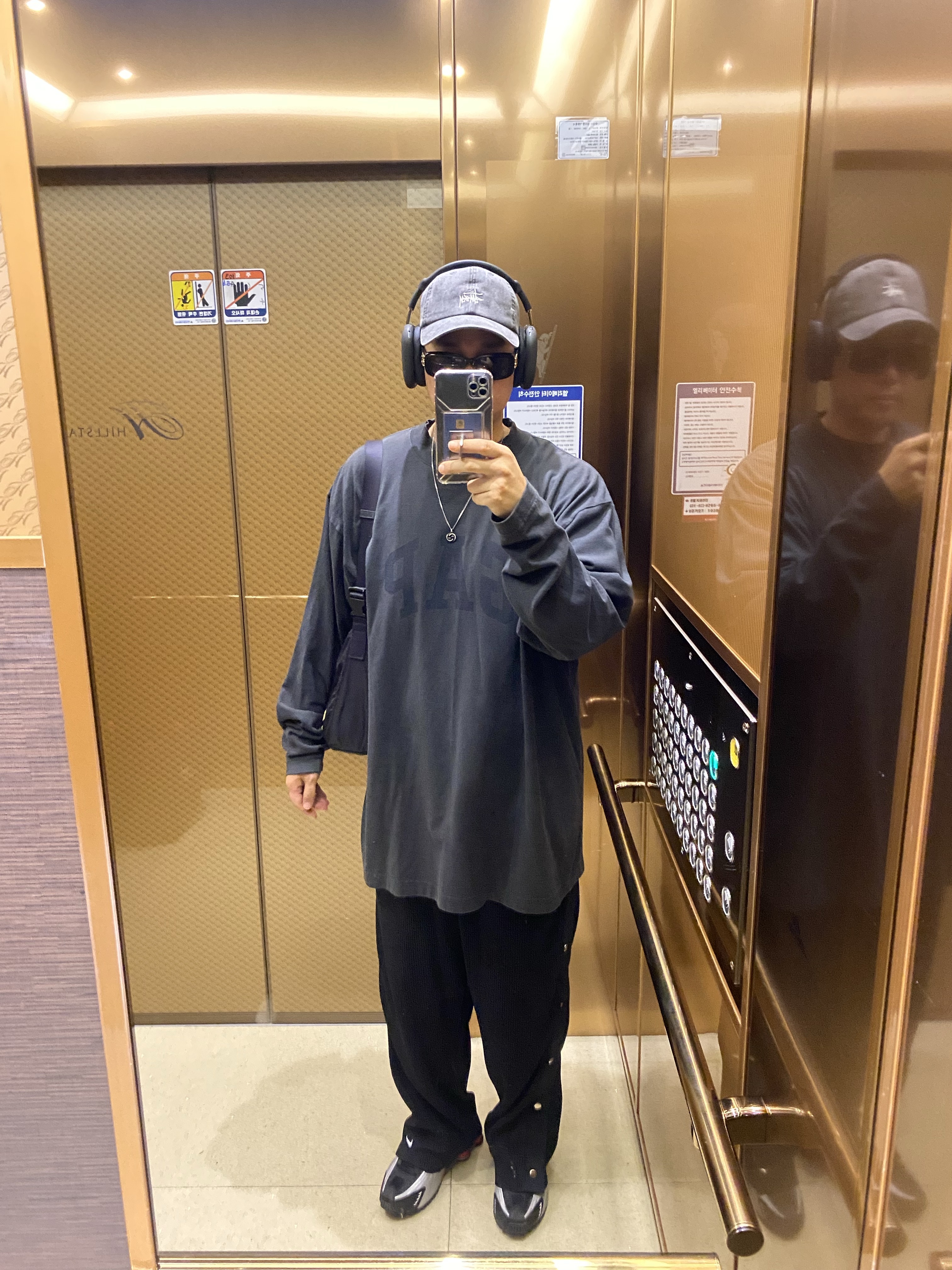 Apple AirPods Max USB C Midnight (Korean Ver.), Stussy Washed Basic Low Pro Cap Charcoal 착용 스타일 - 1