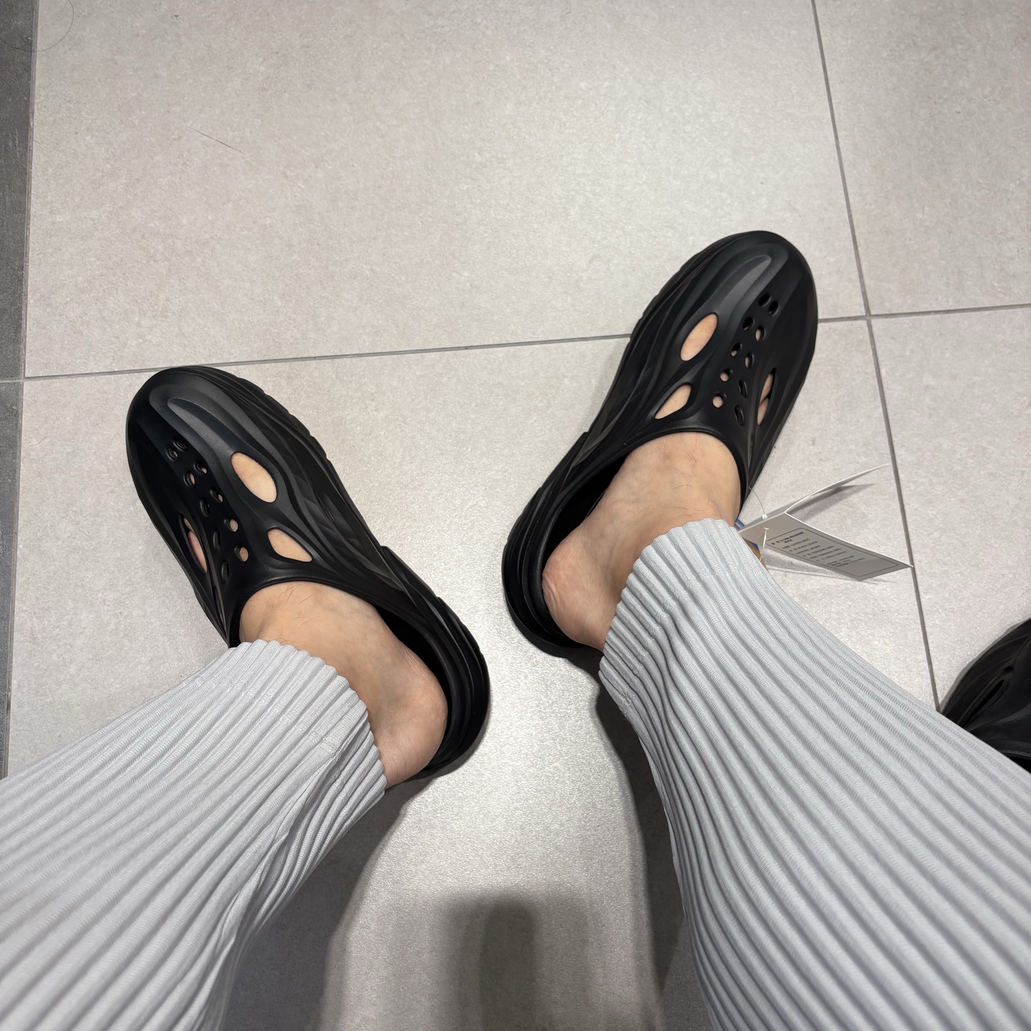 Hoka Ora Recovery Mule Black, Homme Plisse Issey Miyake Basics Straight Pants Light Gray 착용 스타일