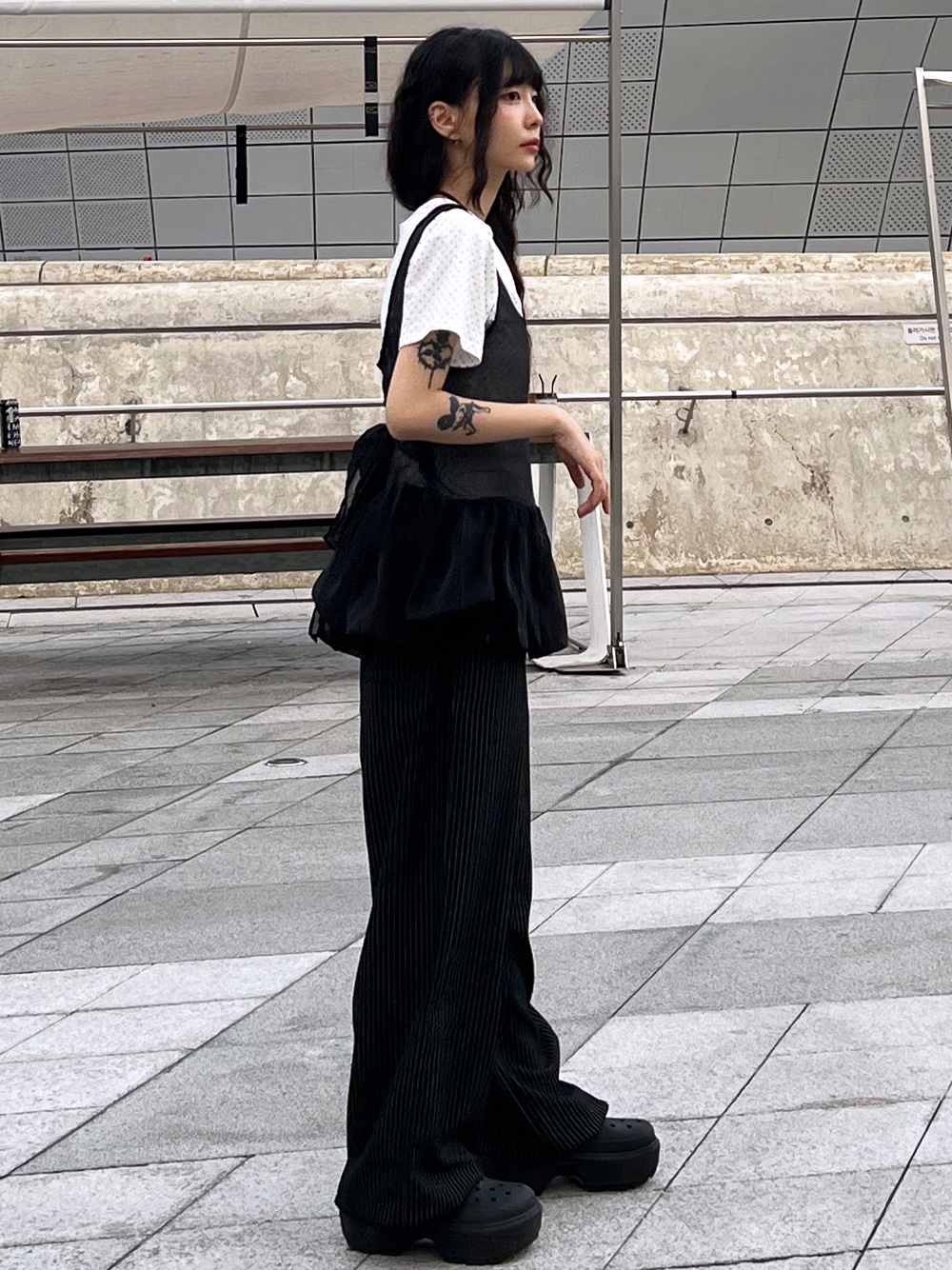 Crocs Stomp Clog Black 착용 스타일 - 3