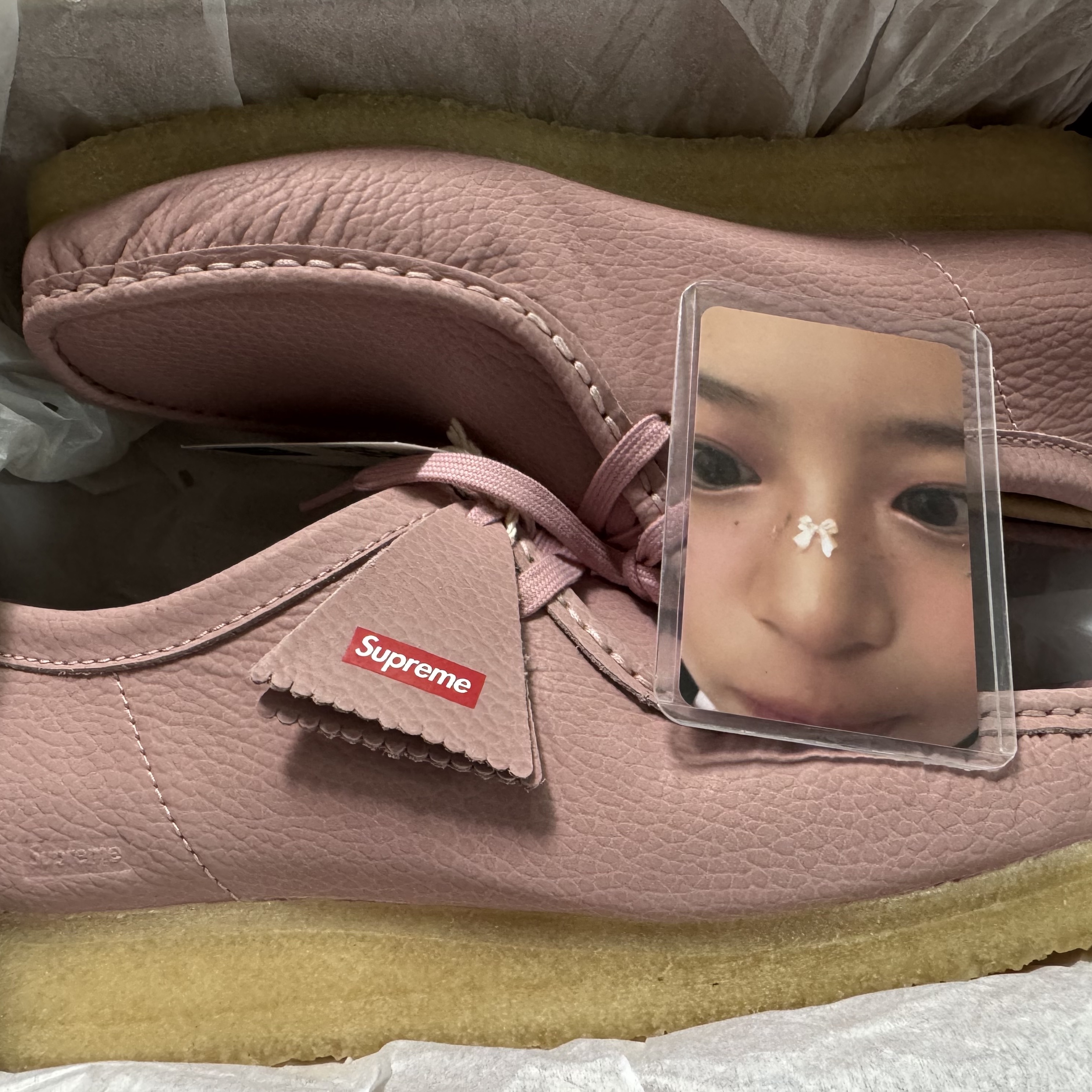 Clarks x Supreme Reflective Wallabee Pink - 25SS, NewJeans The Fairy Association Season’s Greetings 2025 착용 스타일