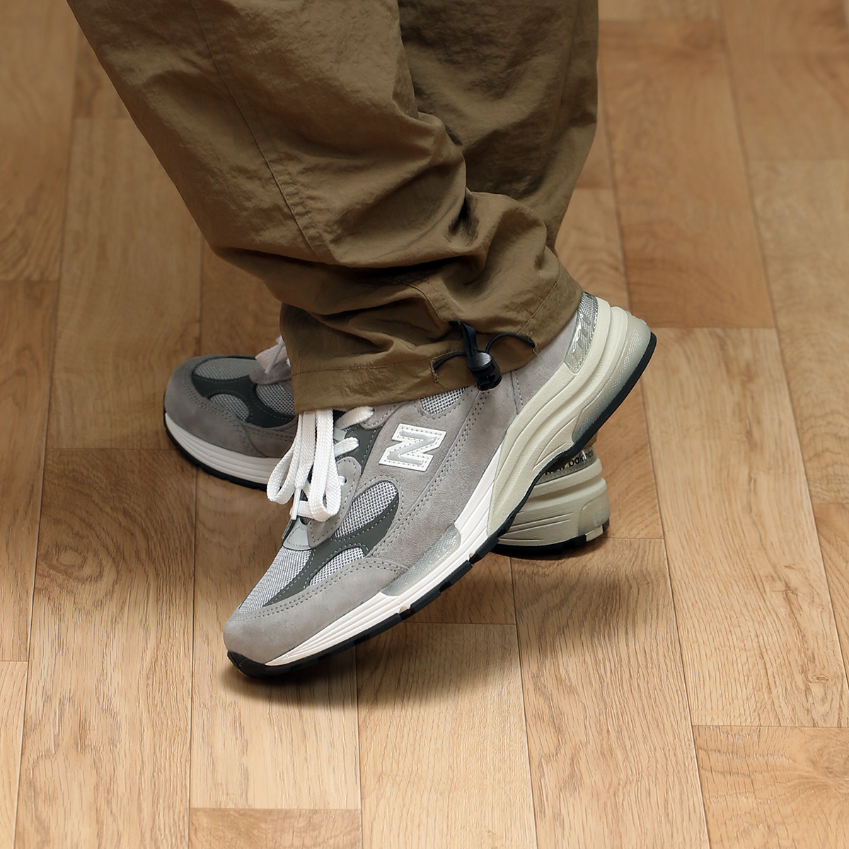 New Balance 992 Made in USA Core Grey Silver Metallic 착용 스타일 - 1