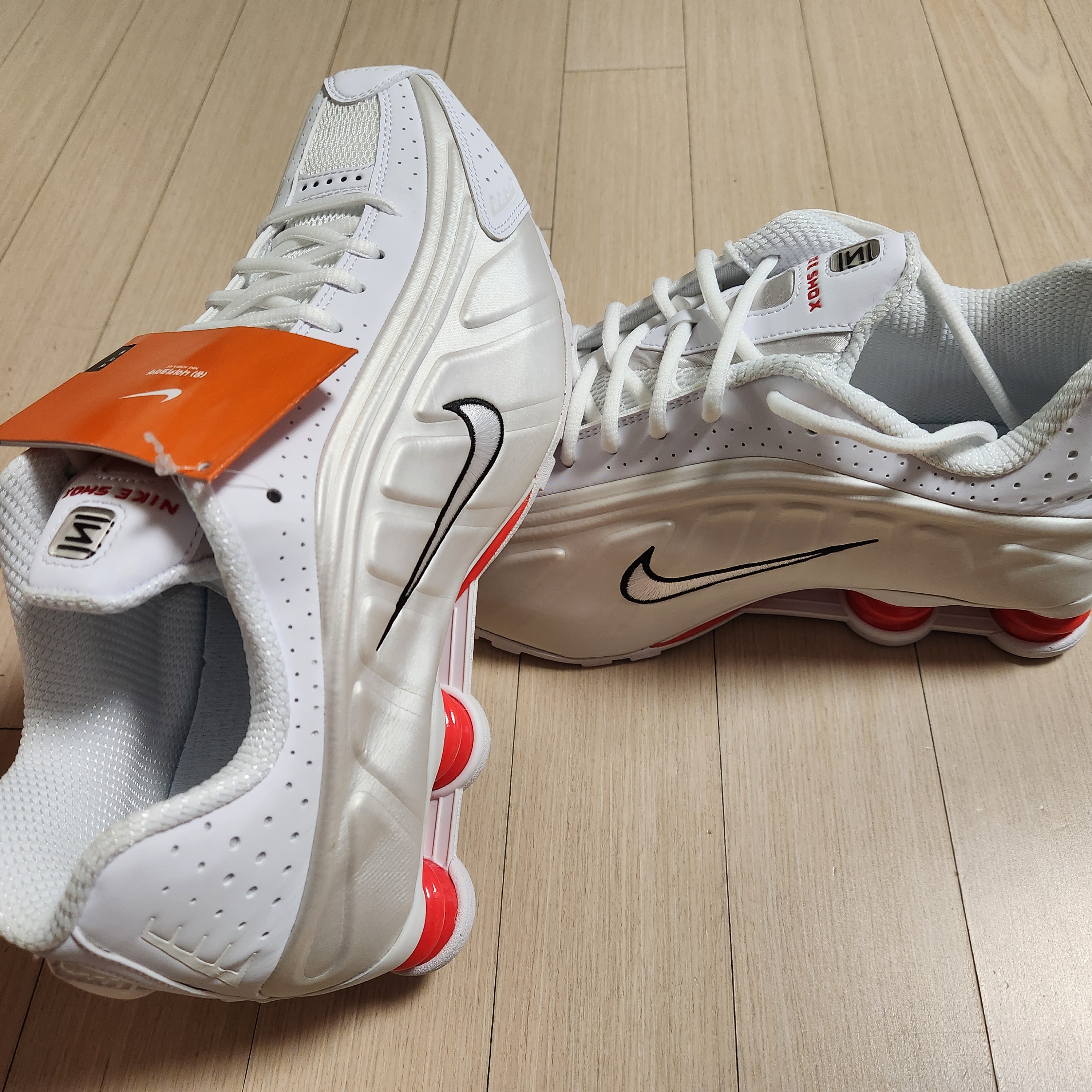 (W) Nike Shox R4 White Phantom 착용 스타일 - 3