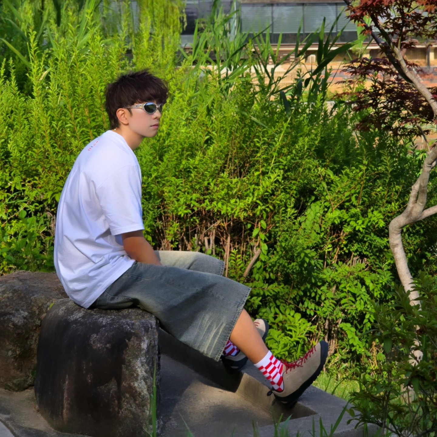 Supreme x Ducati Bike T-Shirt White - 24SS, Keen Jasper Suede Sneakers Silver Mink 착용 스타일 - 7