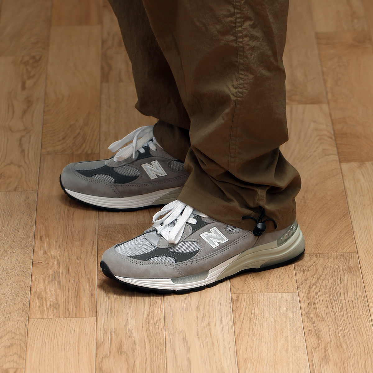 New Balance 992 Made in USA Core Grey Silver Metallic 착용 스타일 - 4