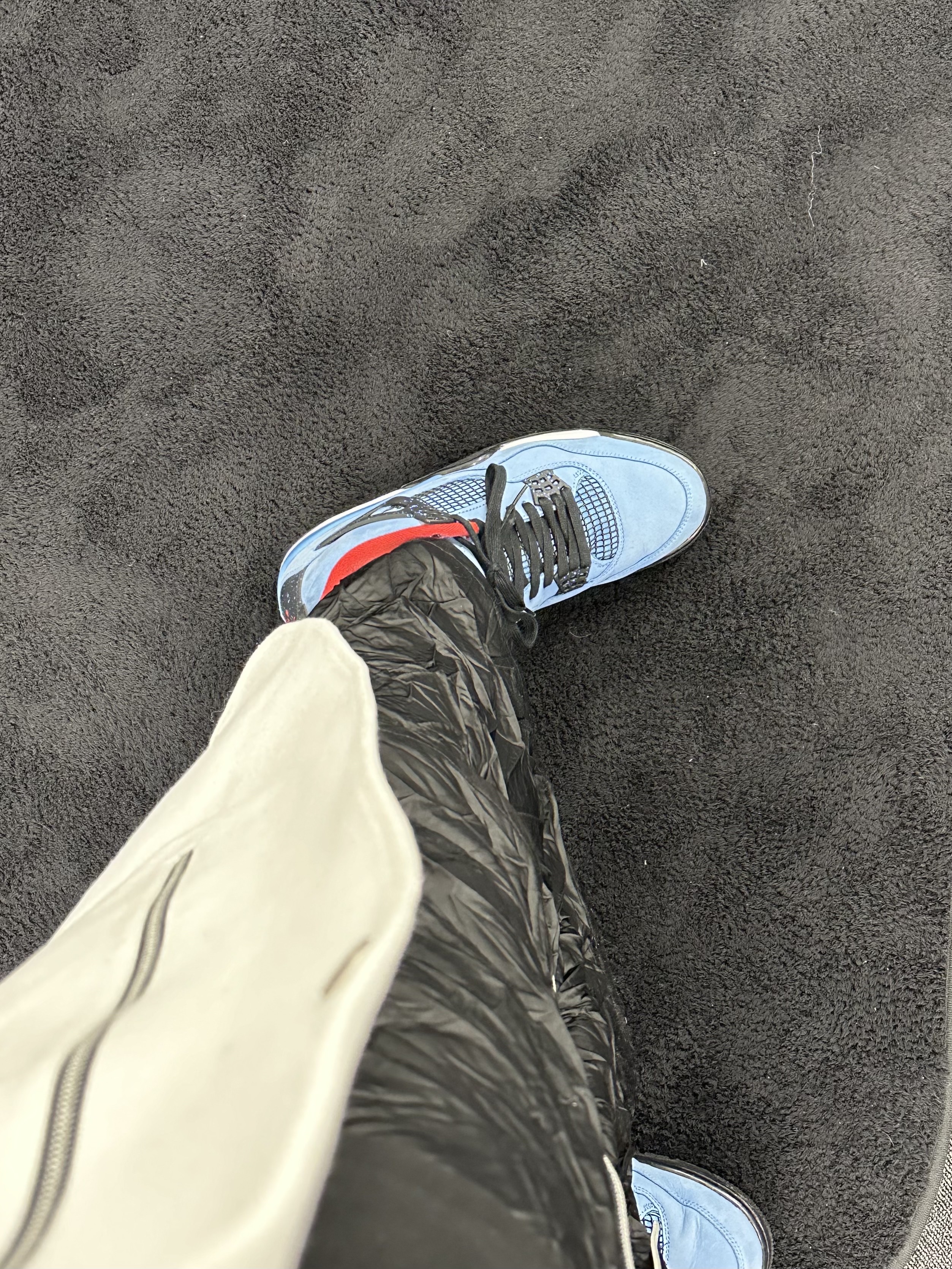 Jordan 4 x Travis Scott Retro Cactus Jack 착용 스타일 - 2
