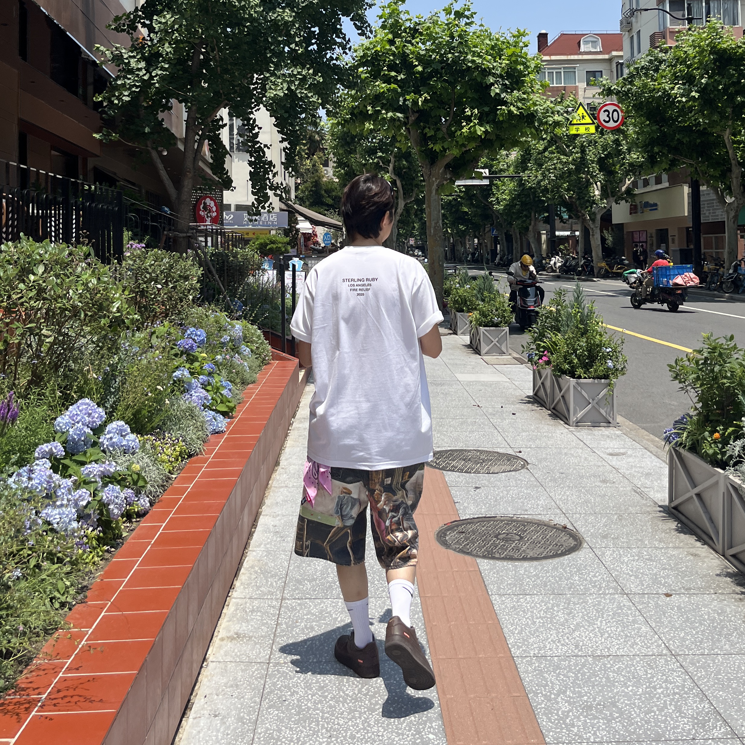 Supreme x Ernie Barnes Baggy Denim Shorts Pool Hall - 25SS, Nike x Supreme Air Force 1 Low Baroque Brown 착용 스타일 - 2