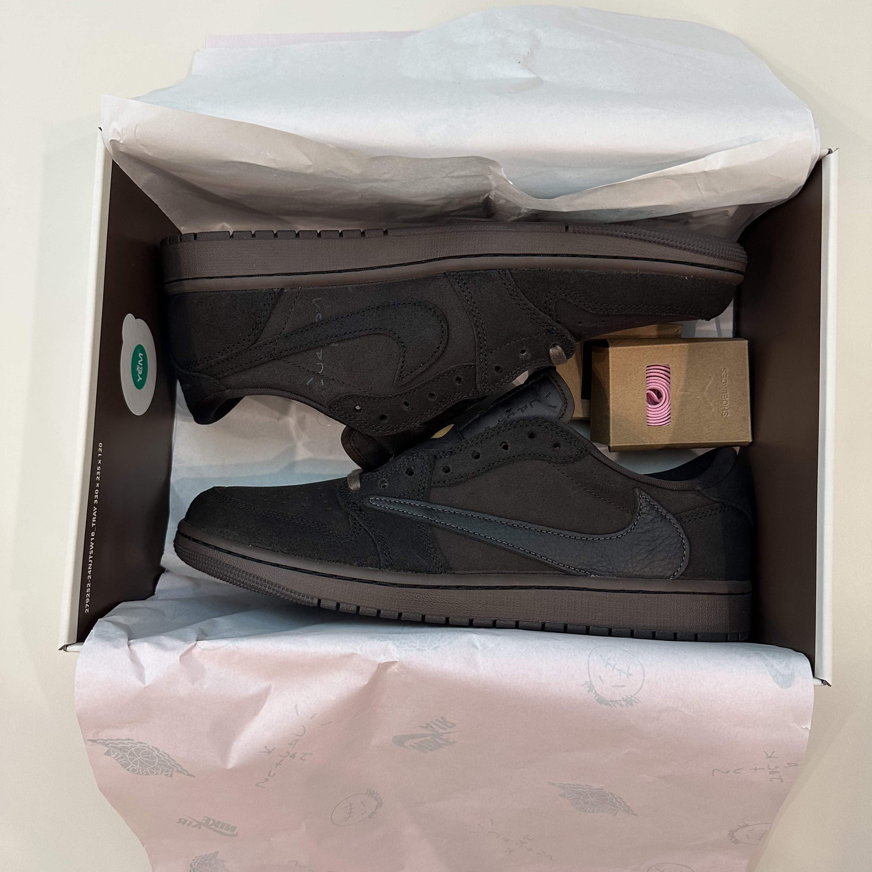 Jordan 1 x Travis Scott Retro Low OG SP Velvet Brown and Dark Mocha 착용 스타일 - 1