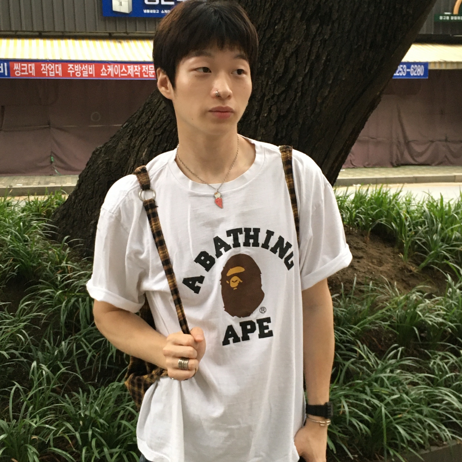 BAPE College T-Shirt White 착용 스타일 - 3