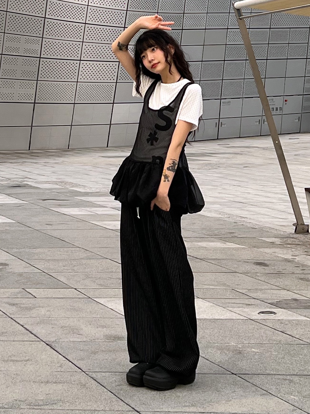 Crocs Stomp Clog Black 착용 스타일 - 2
