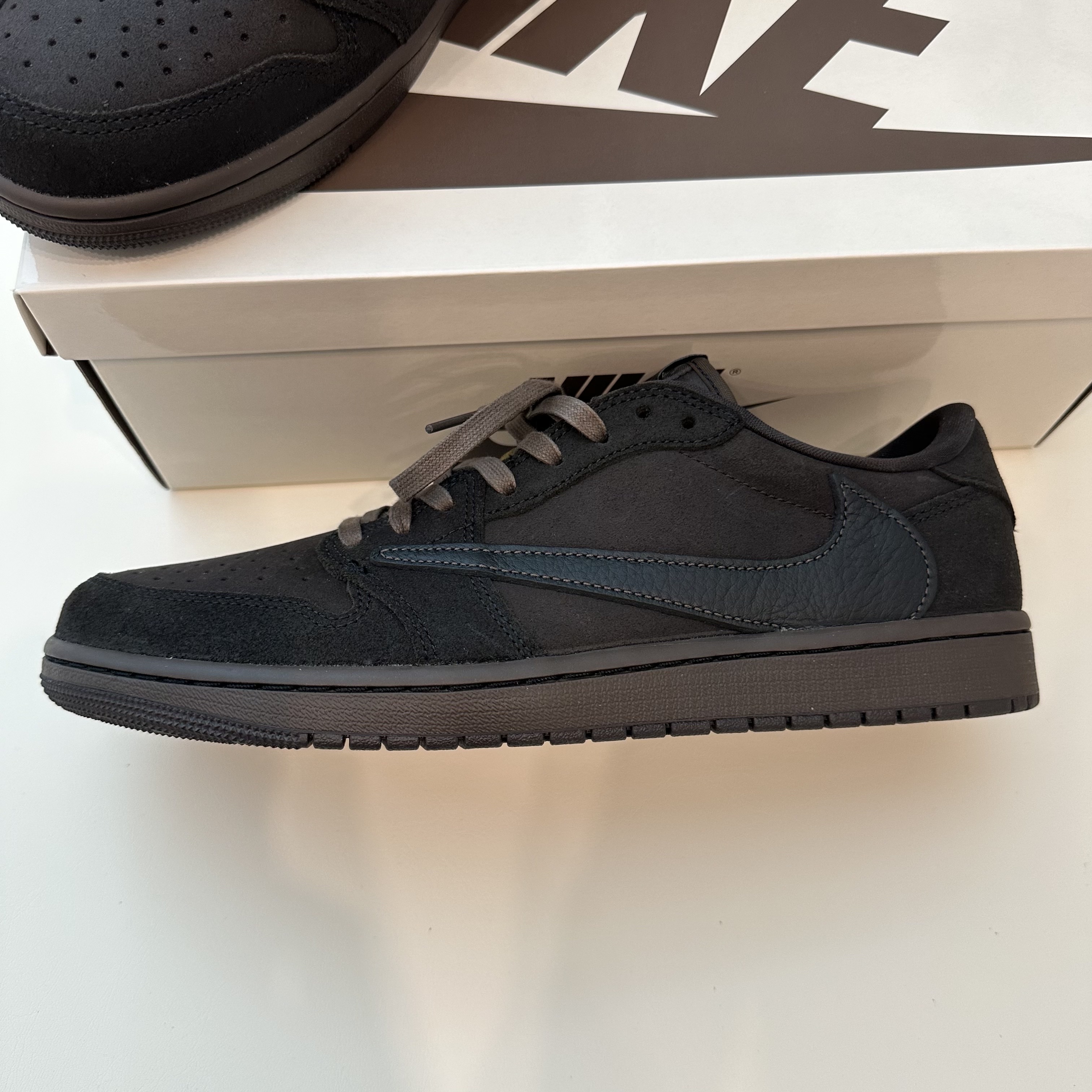 Jordan 1 x Travis Scott Retro Low OG SP Velvet Brown and Dark Mocha 착용 스타일 - 5