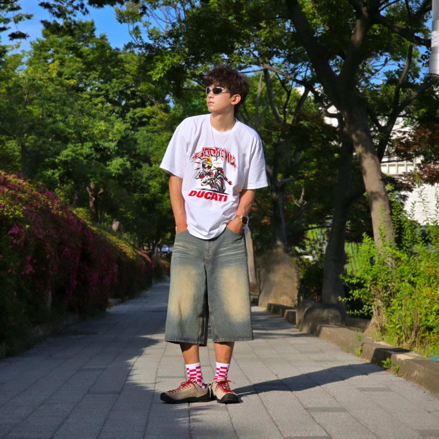 Supreme x Ducati Bike T-Shirt White - 24SS, Keen Jasper Suede Sneakers Silver Mink 착용 스타일 - 3