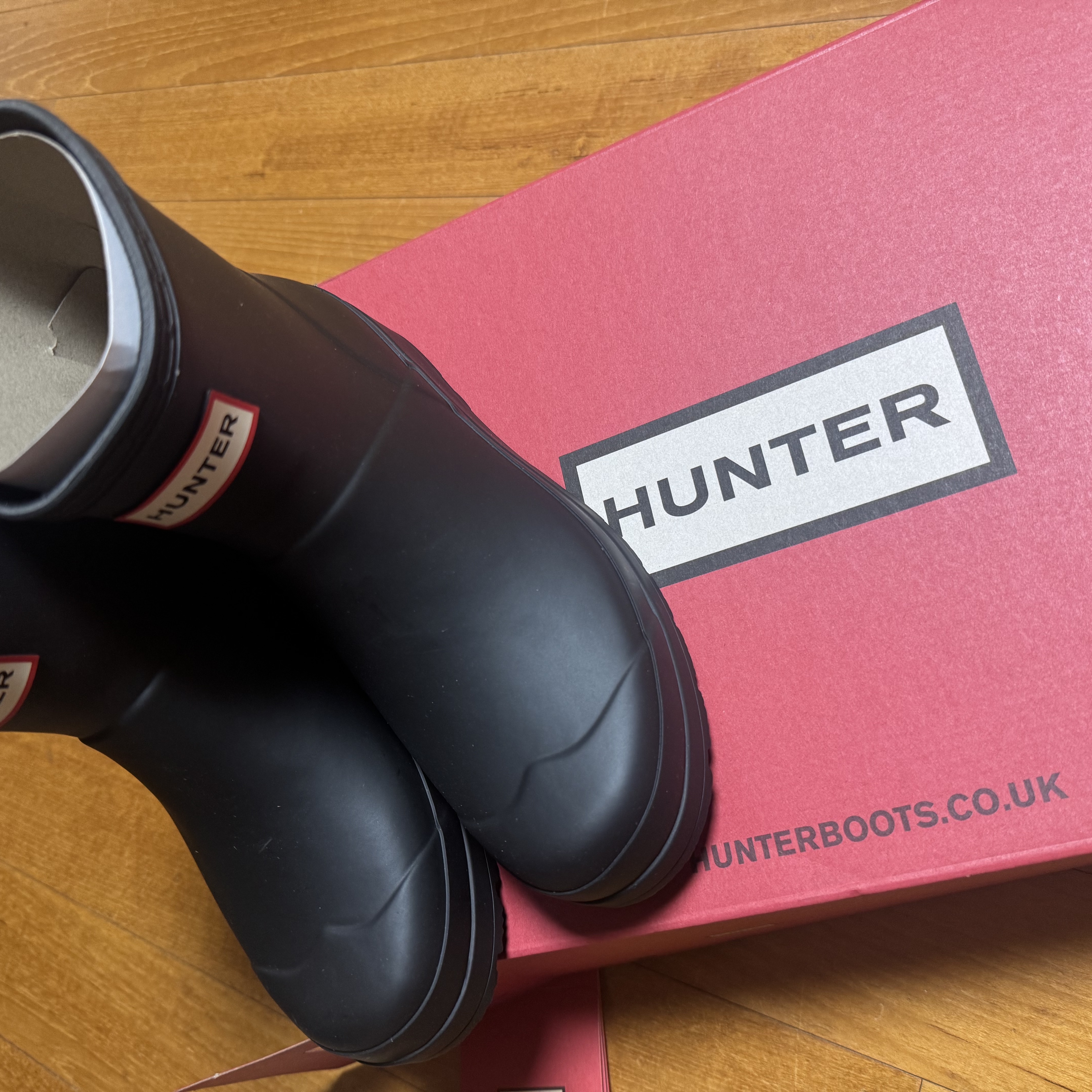 (W) Hunter Play Short Rain Boots Black 착용 스타일 - 3