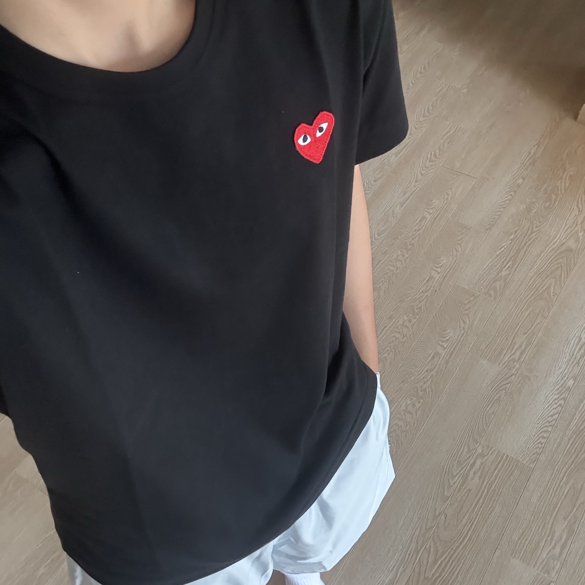 Play Comme des Garcons Red Heart T-Shirt Black, Nike Club Woven Flow Shorts Pure Platinum White - US/EU 착용 스타일